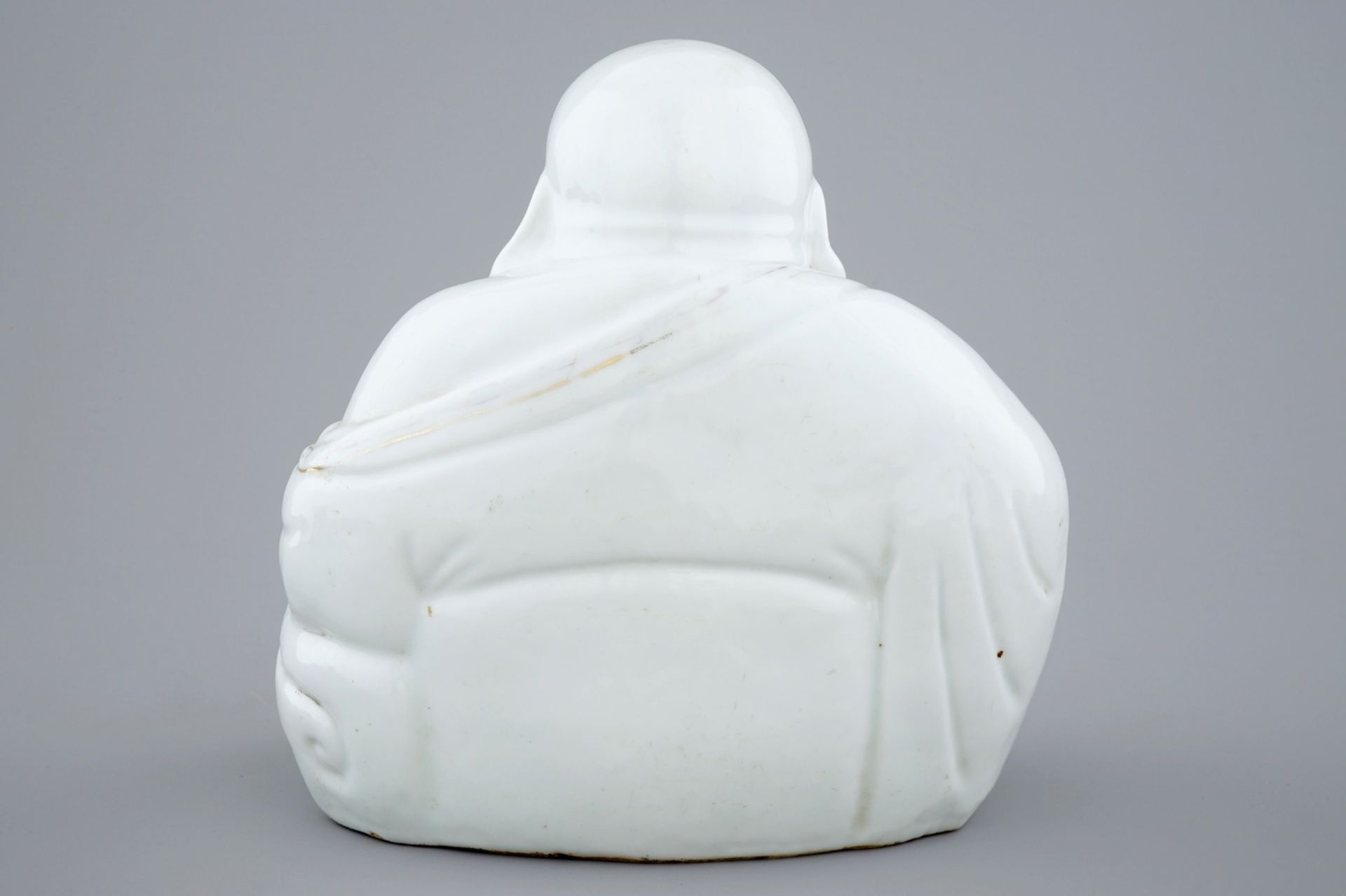 A large Chinese blanc de Chine porcelain Buddha, 19/20th C. - H.: 25 cm - - Image 4 of 7