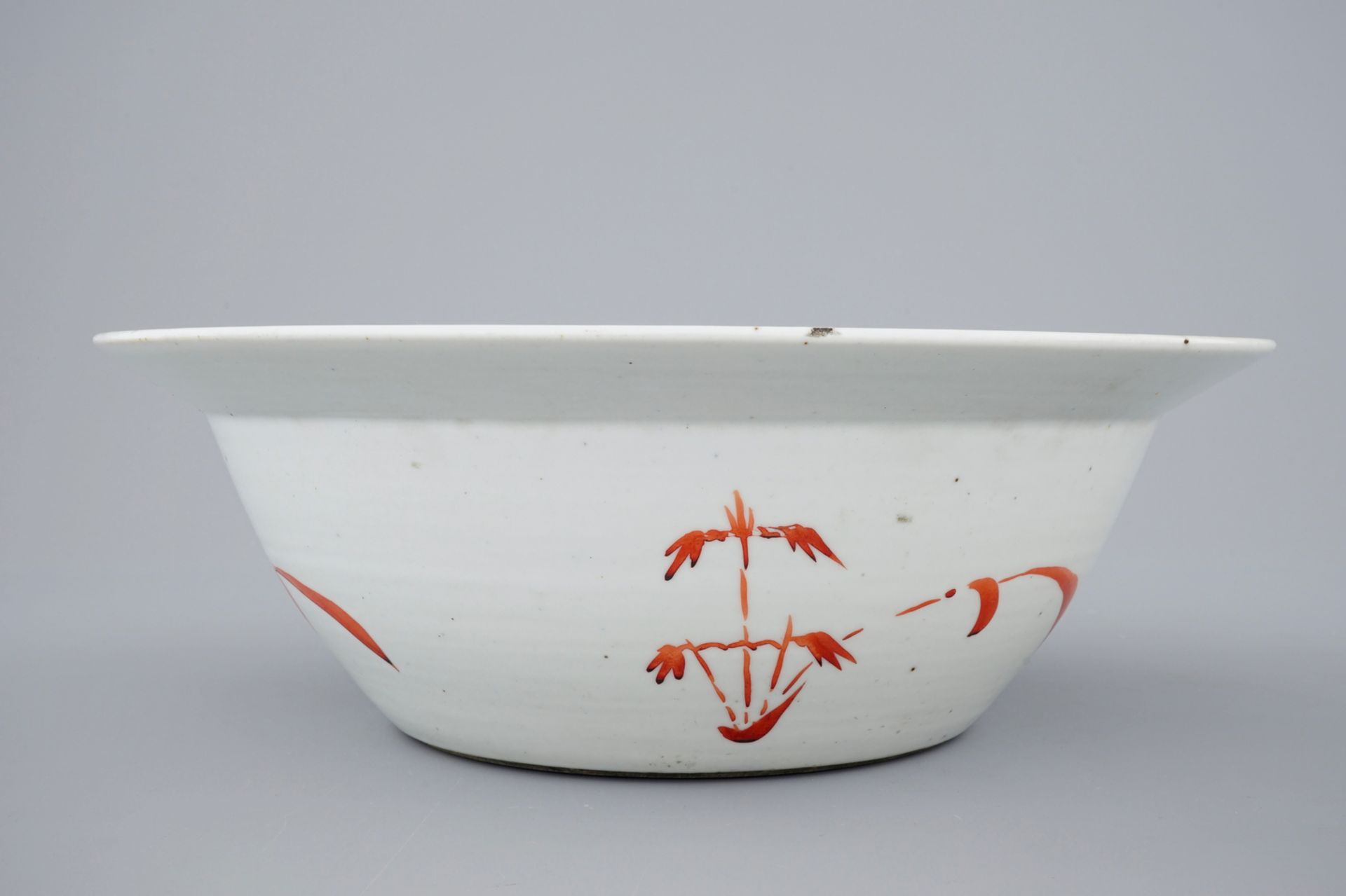 A deep Chinese famille rose Straits porcelain bowl with inscription, 19th C. - Dia.: [...] - Image 5 of 7