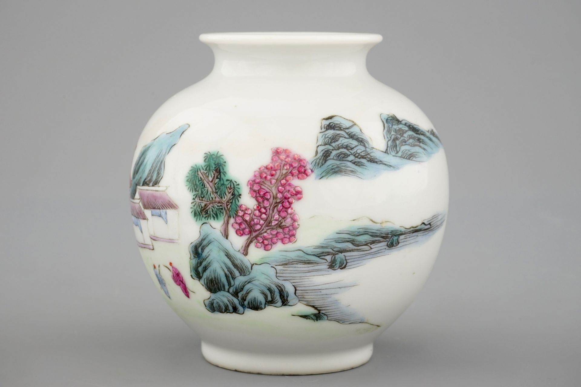 A small Chinese famille rose zun vase with Hongxian mark - H.: 9,5 cm - Dia.: 8,5 cm - - Image 2 of 6