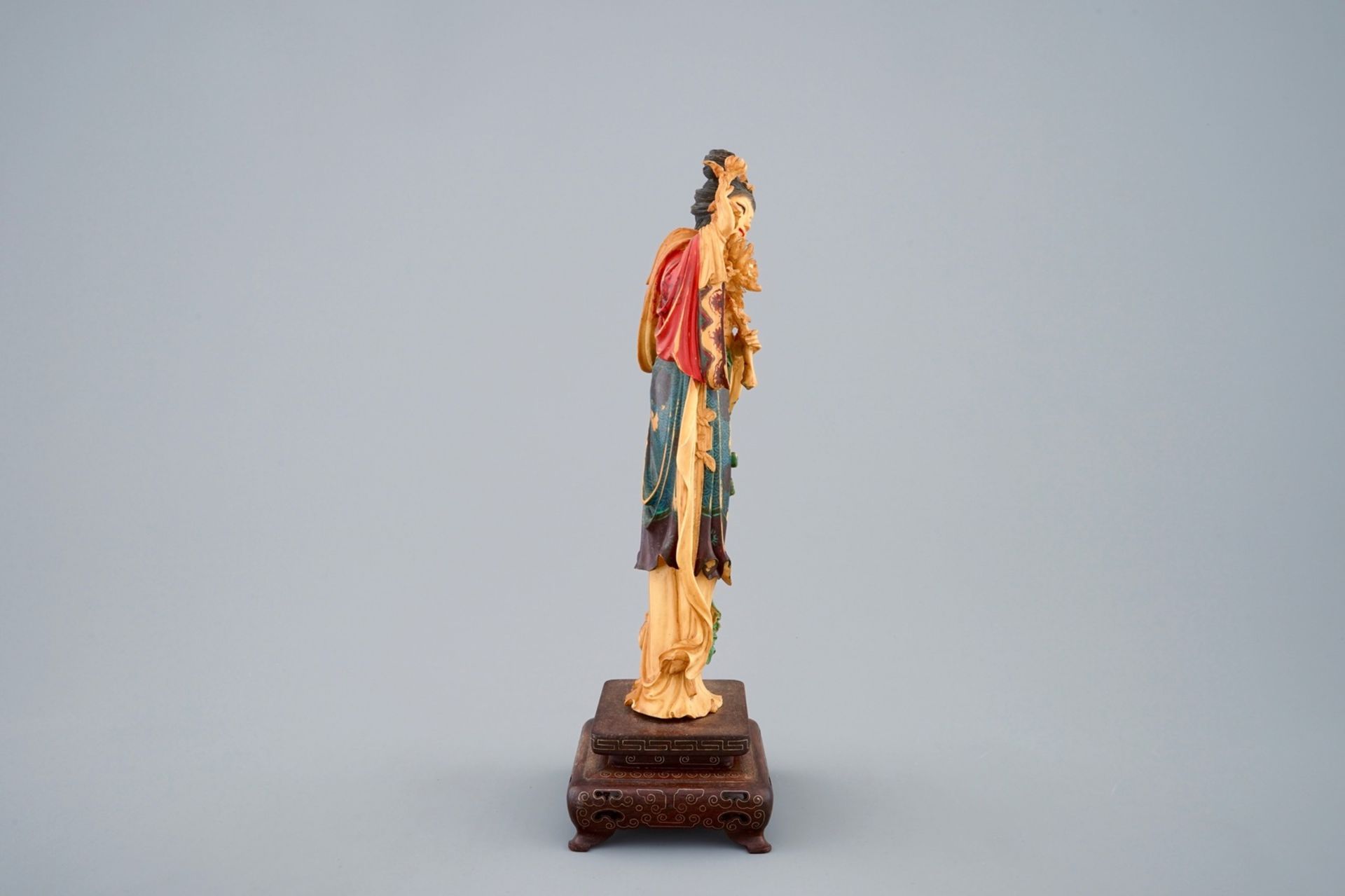 A polychrome Chinese carved ivory figure of Guanyin on wood base, 19th C. - H.: 27 cm - - Image 3 of 6