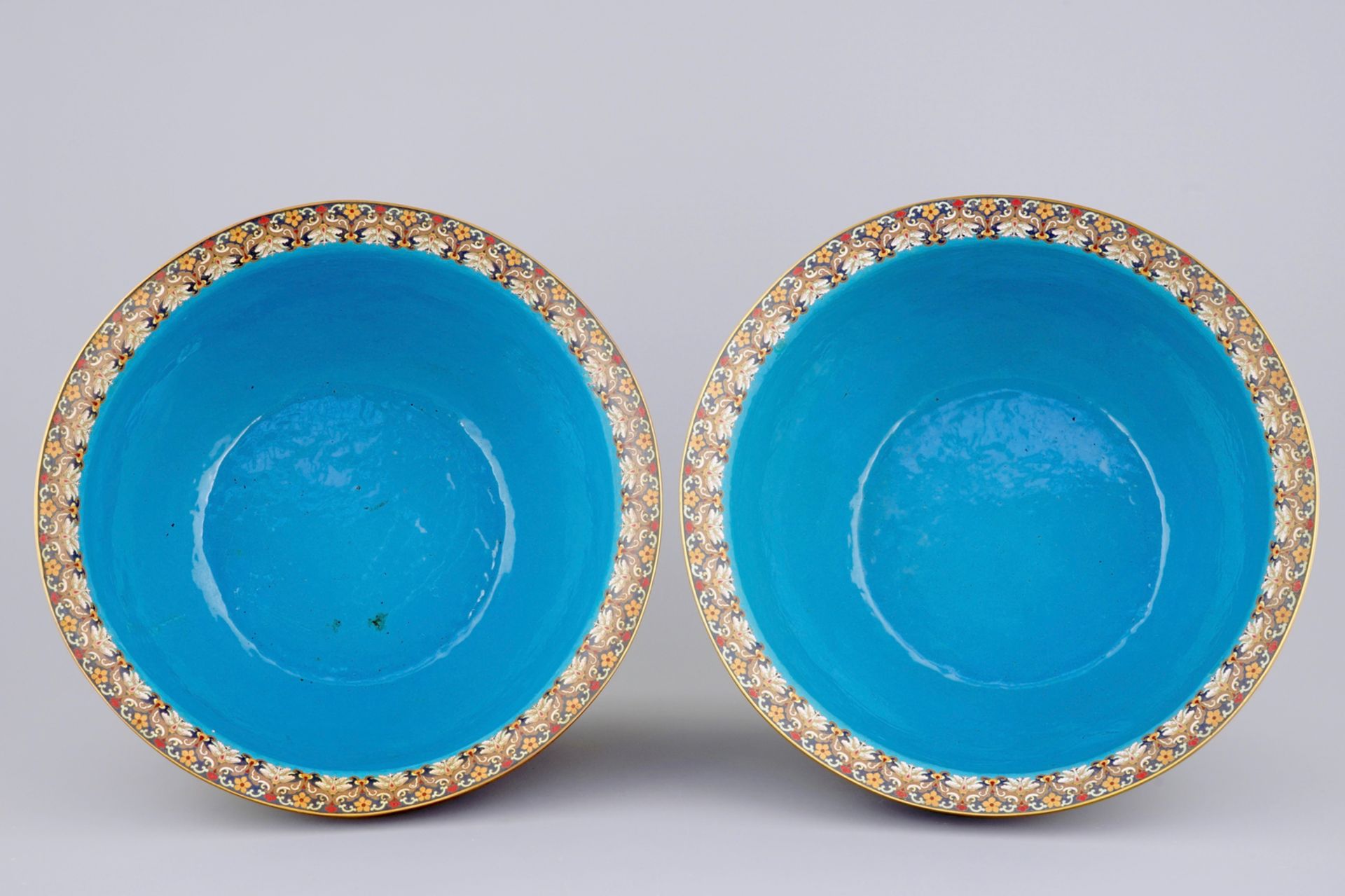 A pair of Chinese cloisonne fish bowls, 19/20th C. - H.: 31,5 cm - Dia.: 51,5 cm - - Image 5 of 6