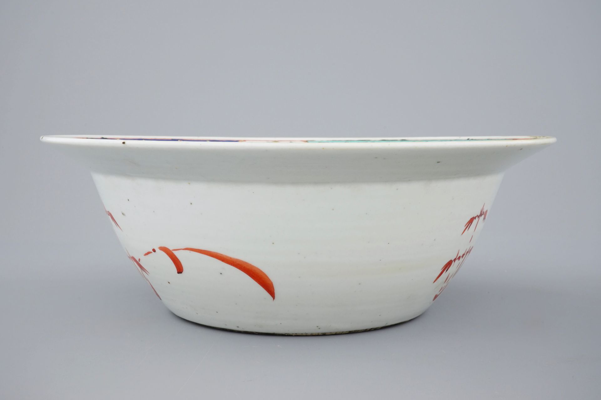 A deep Chinese famille rose Straits porcelain bowl with inscription, 19th C. - Dia.: [...] - Image 6 of 7