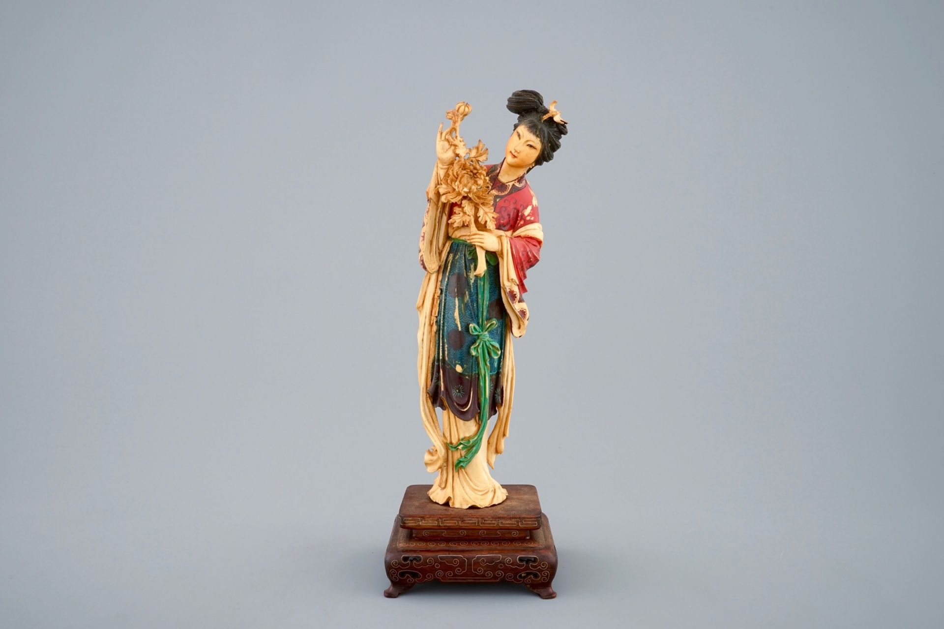 A polychrome Chinese carved ivory figure of Guanyin on wood base, 19th C. - H.: 27 cm - - Image 2 of 6
