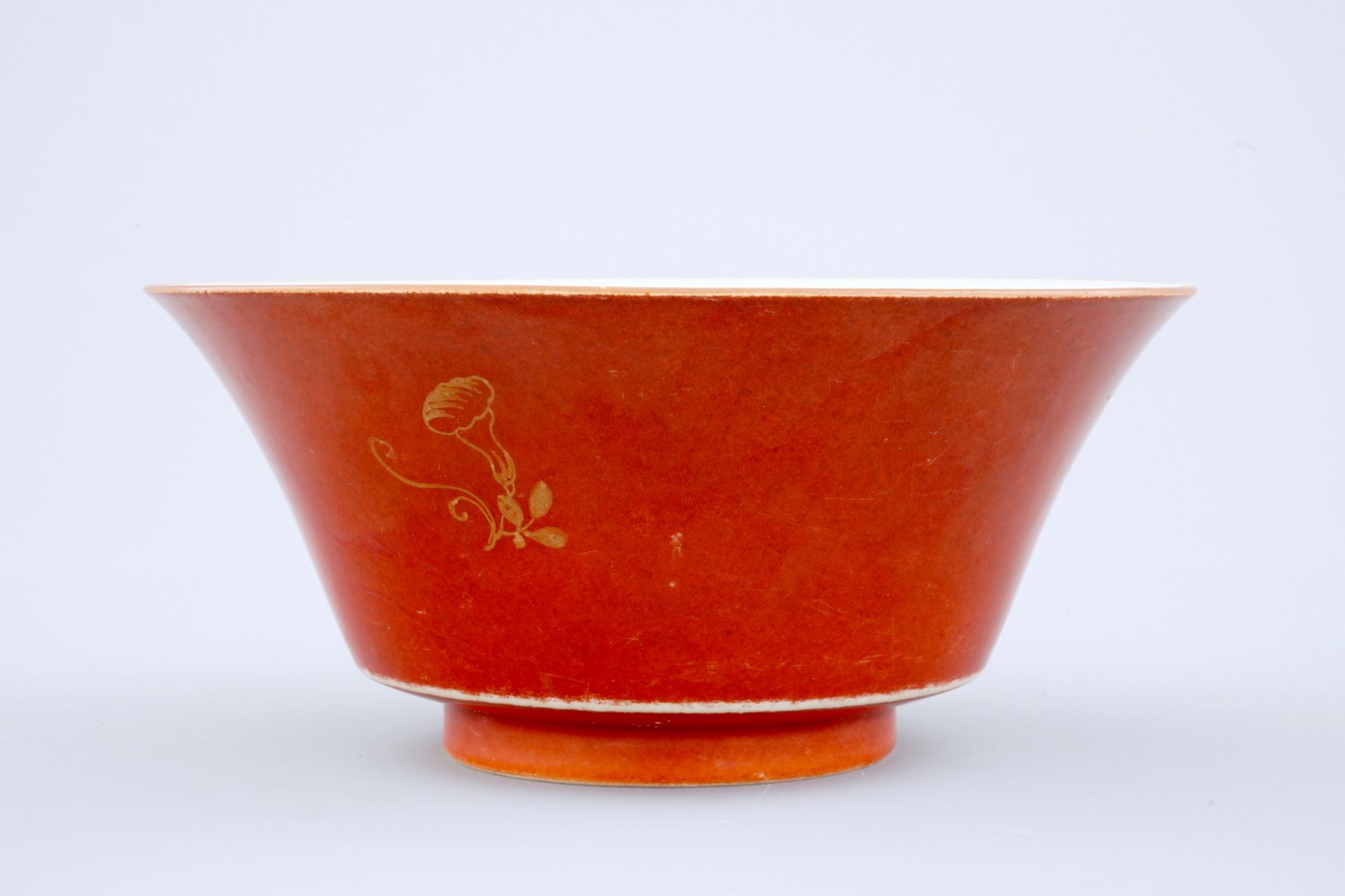 A Chinese coral red and gilt bowl, 18/19th C. - Dia.: 20 cm - H.: 9 CM - - Image 4 of 6