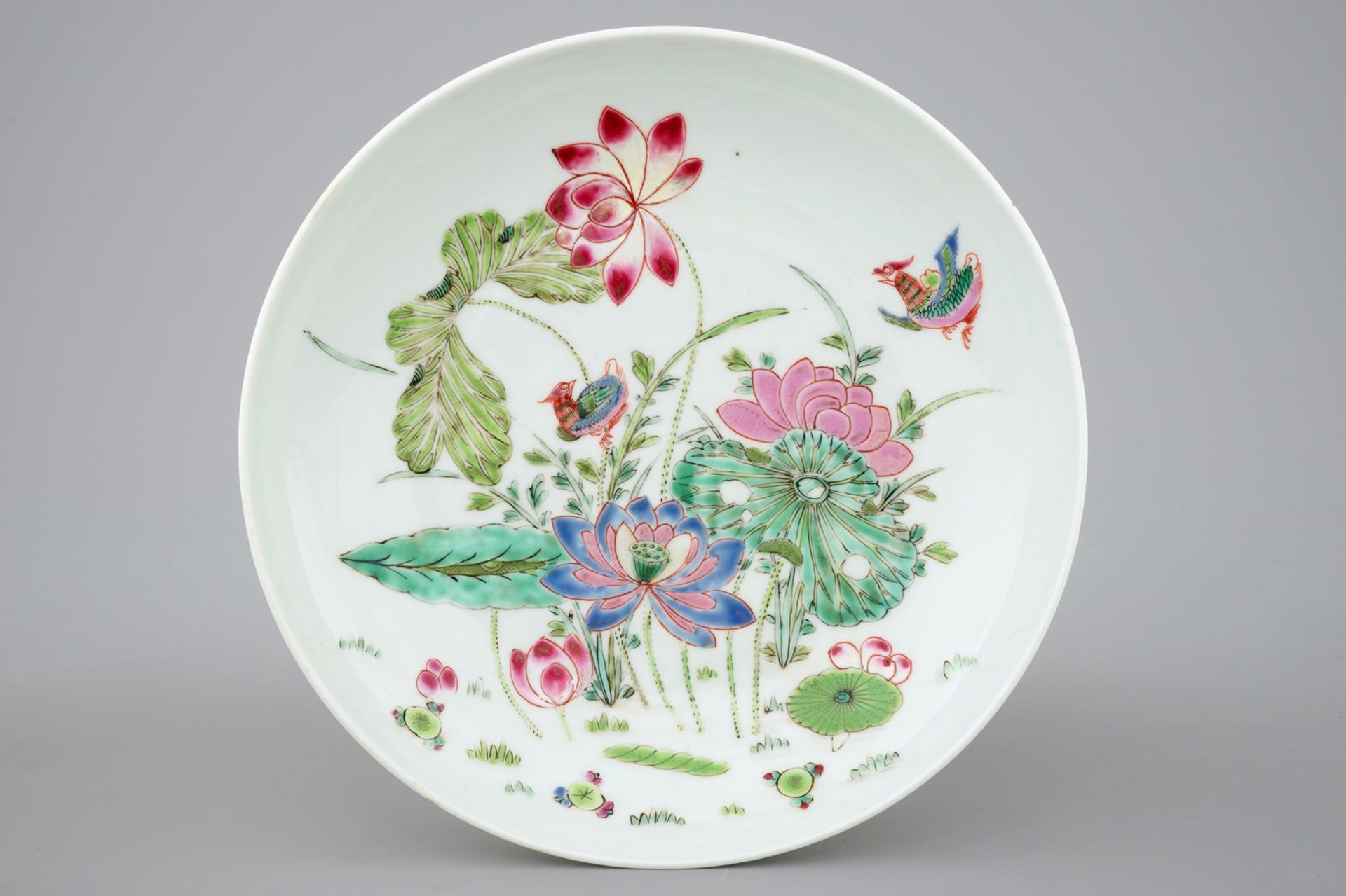 A Chinese famille rose "Lotus pond" plate, 19th C. - Dia.: 19,5 cm - H.: 4 cm -