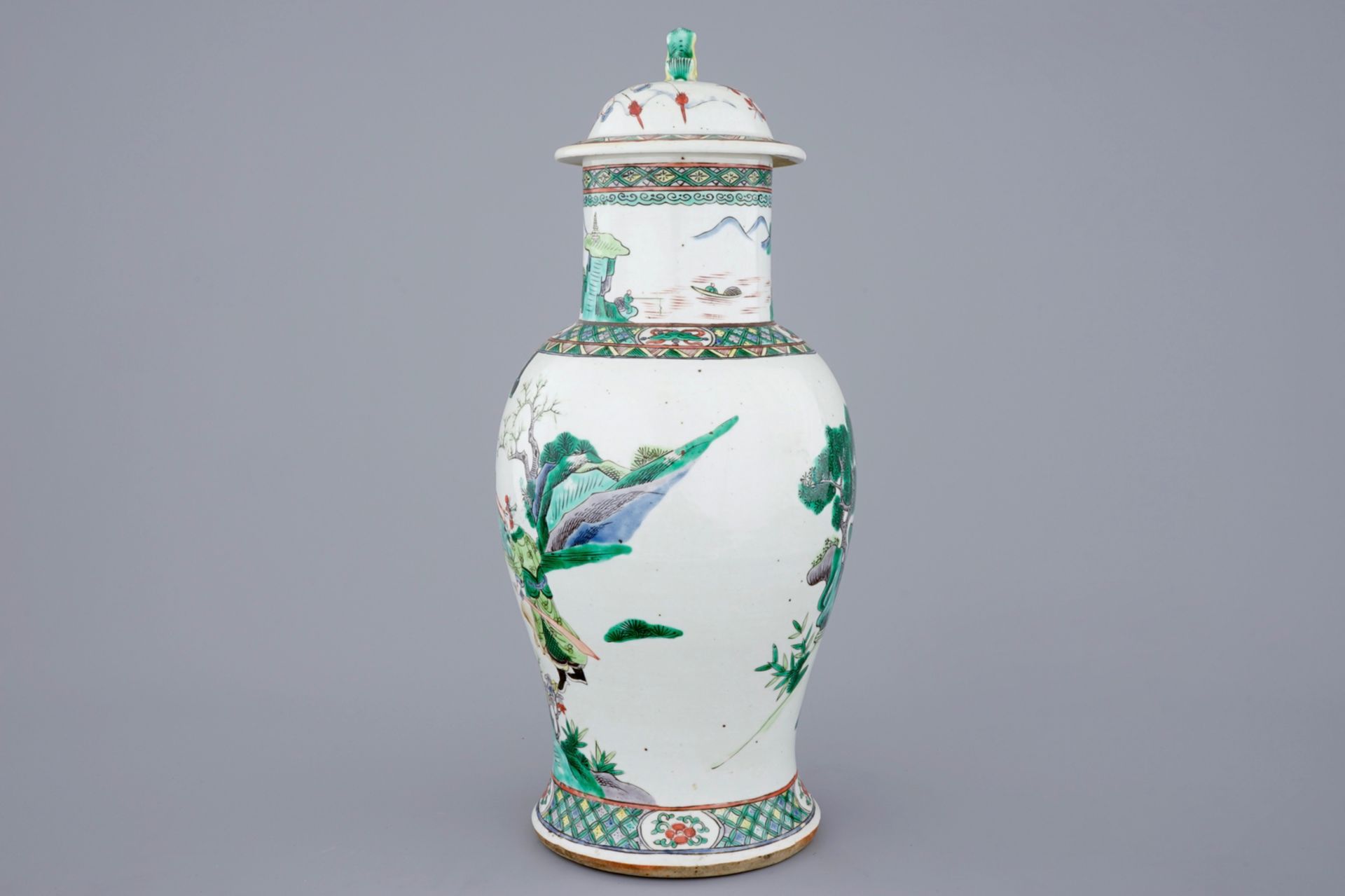 A Chinese famille verte vase and cover with a court scene, 19th C. - H.: 46,5 cm - [...] - Image 3 of 6
