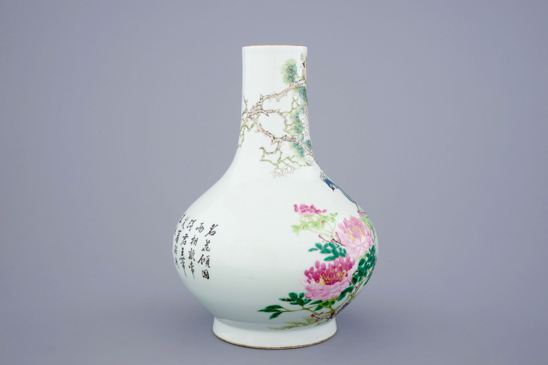 A Chinese qianjiang cai peacock and cranes vase, signed Ma Qing Yun, 19/20th C. - H.: [...] - Image 4 of 6