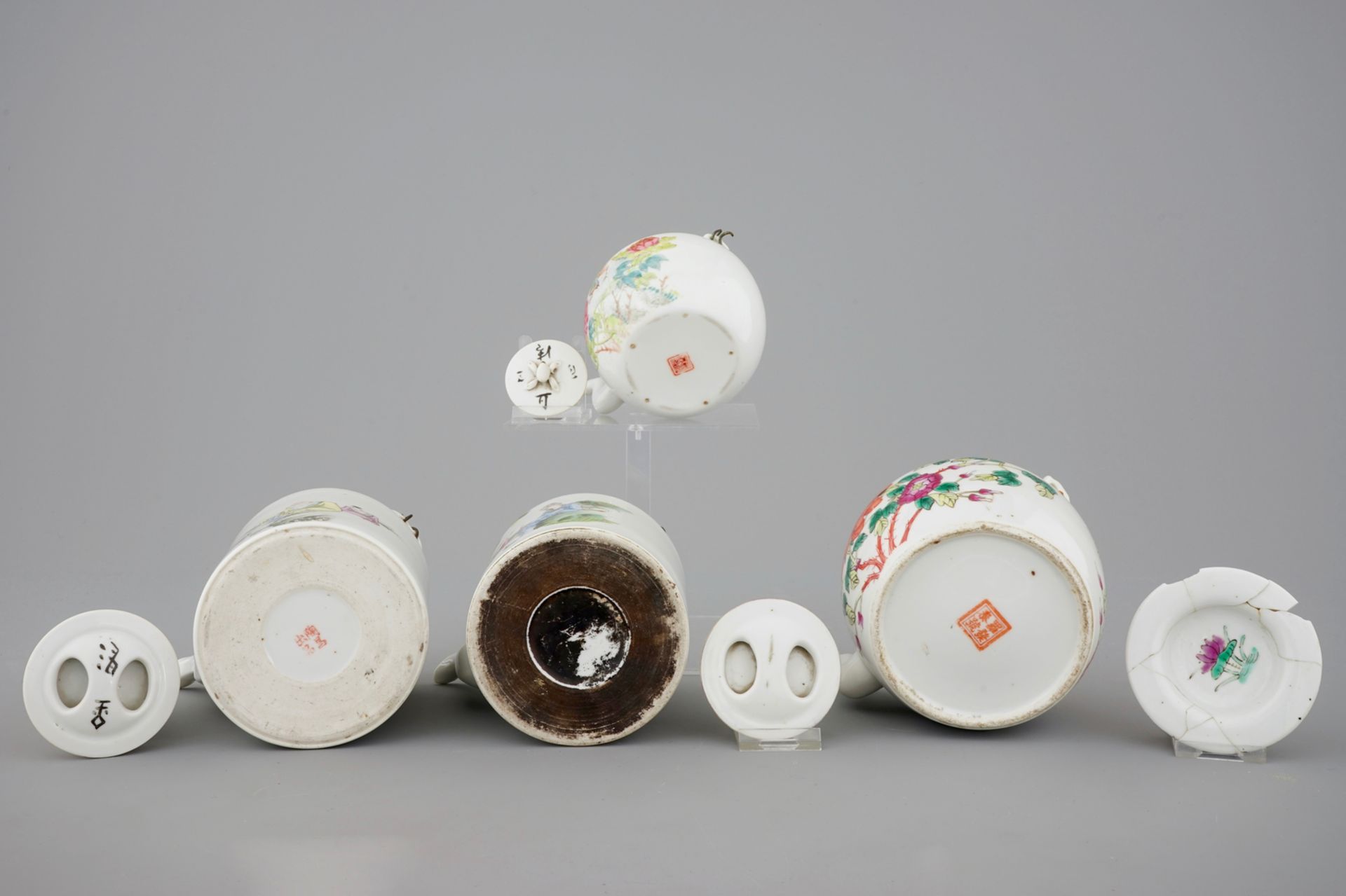 Four Chinese famille rose teapots, 19/20th C - L.: 16,5 cm - H.: 14,5 cm - W.: 11,5 [...] - Image 7 of 7