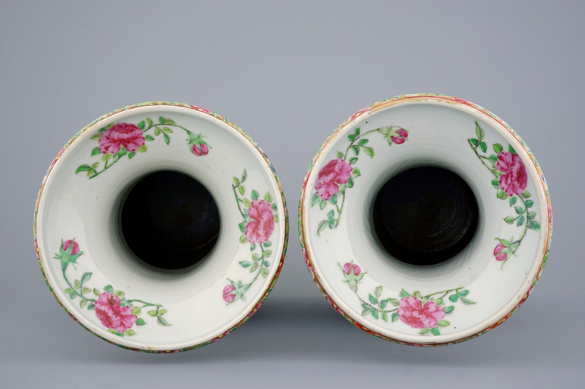 An excellent pair of Chinese Canton famille rose vases with duck handles, 19th C. - [...] - Image 5 of 6