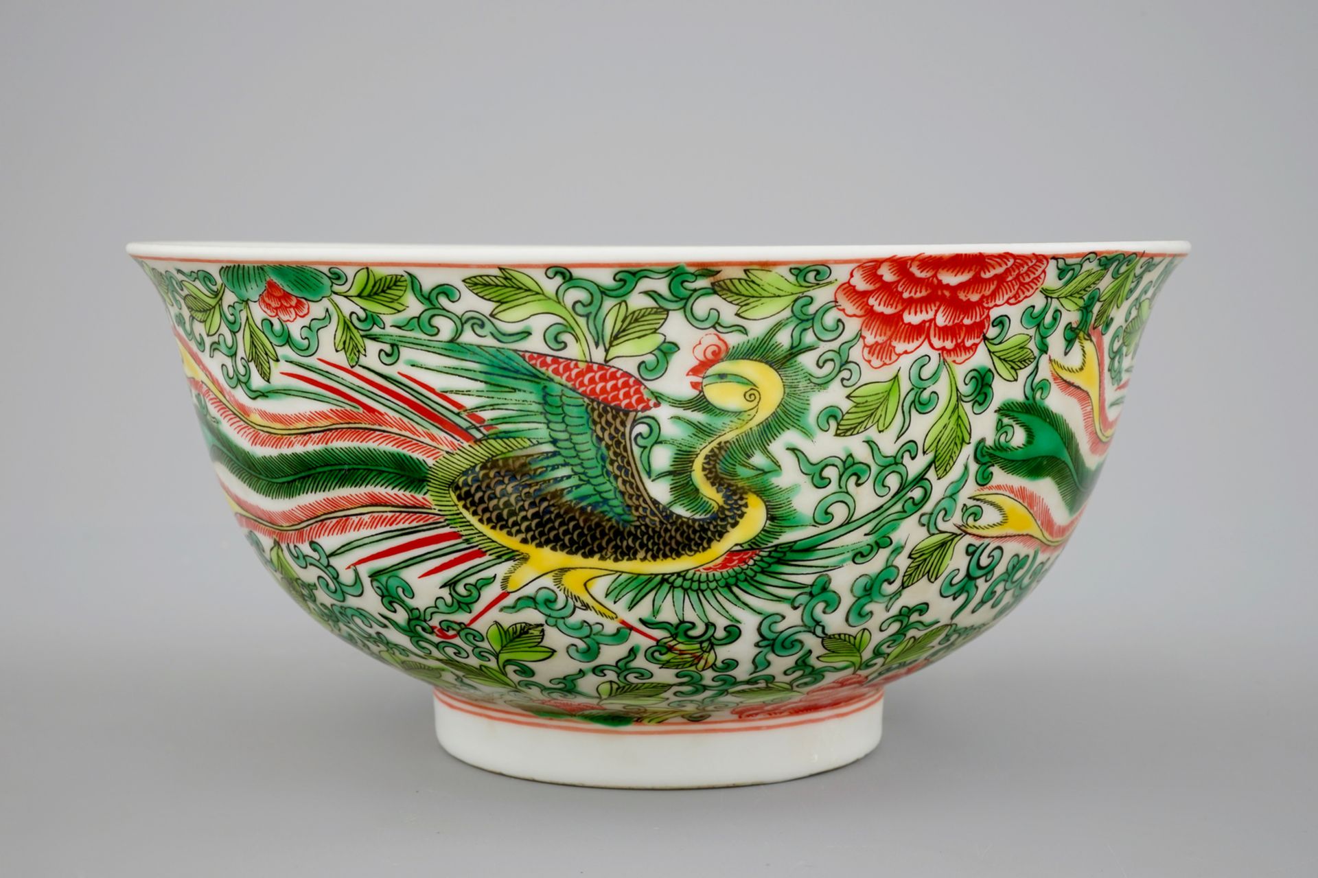 Two Chinese porcelain flower pots and a wucai bowl, 19/20th C. - Dia.: 25 cm - H.: [...] - Image 3 of 13