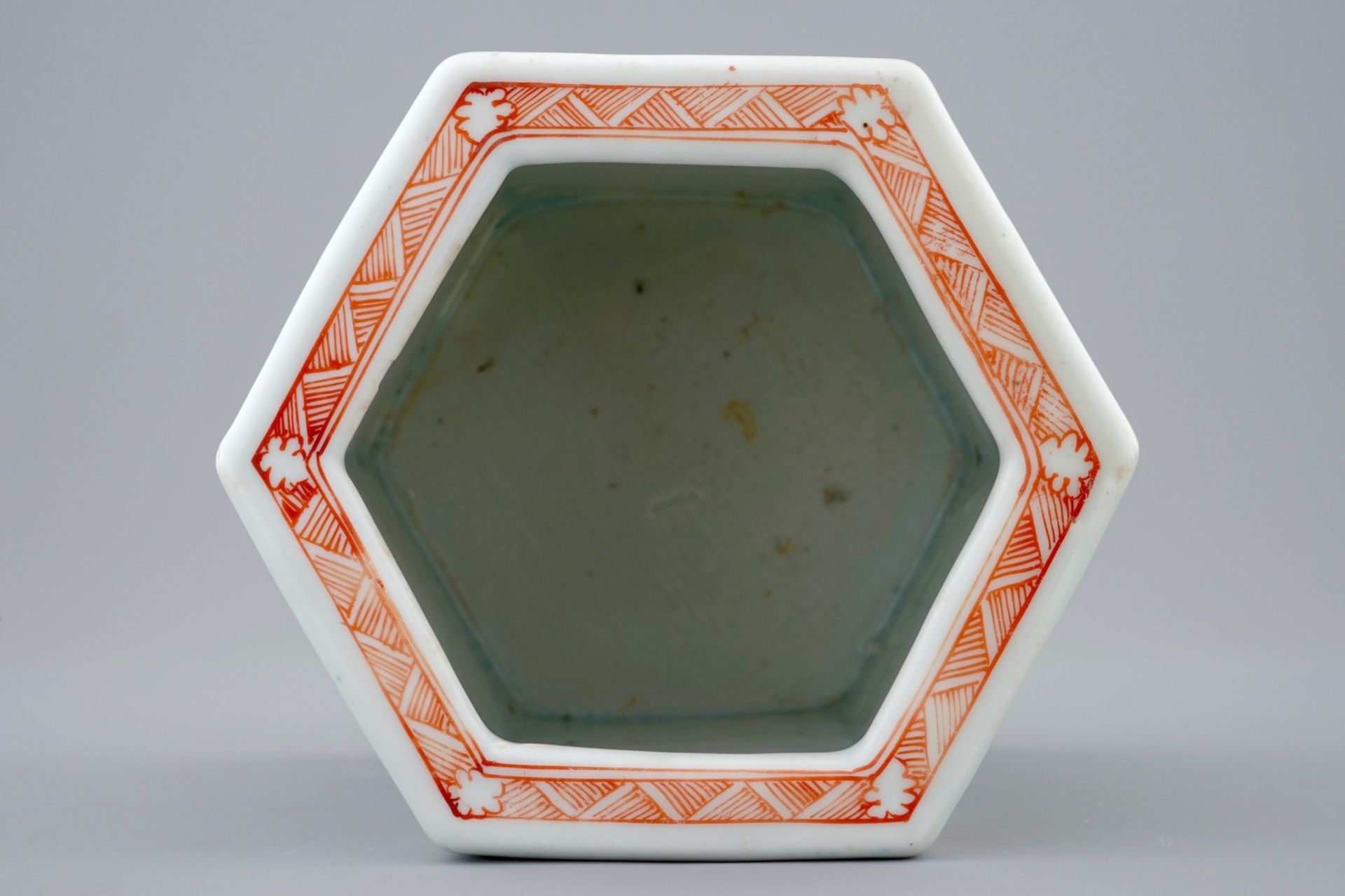 A Chinese hexagonal famille rose brush pot, Yongzheng, 1723-1735 - Dim.: 13,8 x 13,3 [...] - Image 8 of 9