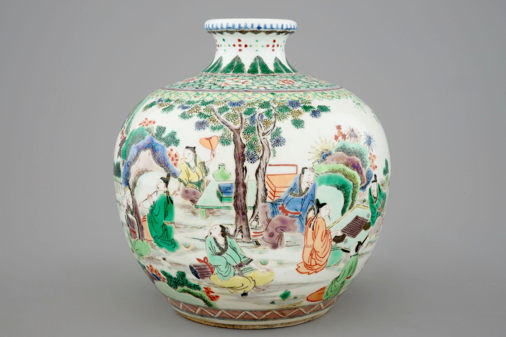 A fine Chinese famille verte vase with scholars in a garden, 19th C. - H.: 27,5 cm - [...]