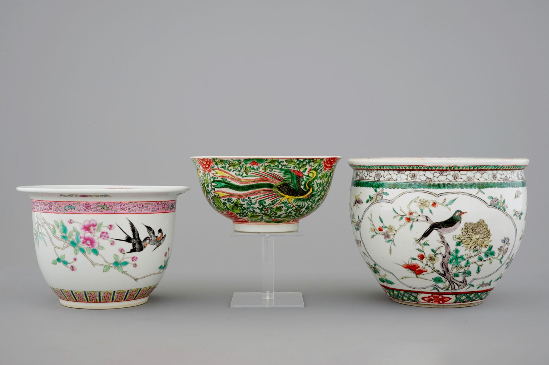 Two Chinese porcelain flower pots and a wucai bowl, 19/20th C. - Dia.: 25 cm - H.: [...]