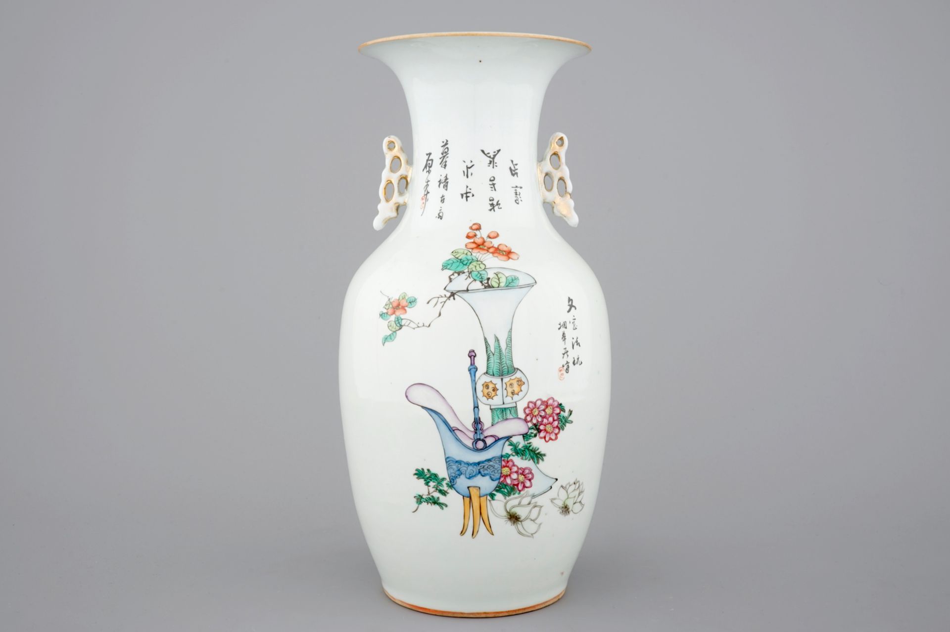 A Chinese famille rose vase with beauties in a garden, 19/20th C. - H.: 42,5 cm [...] - Image 3 of 6