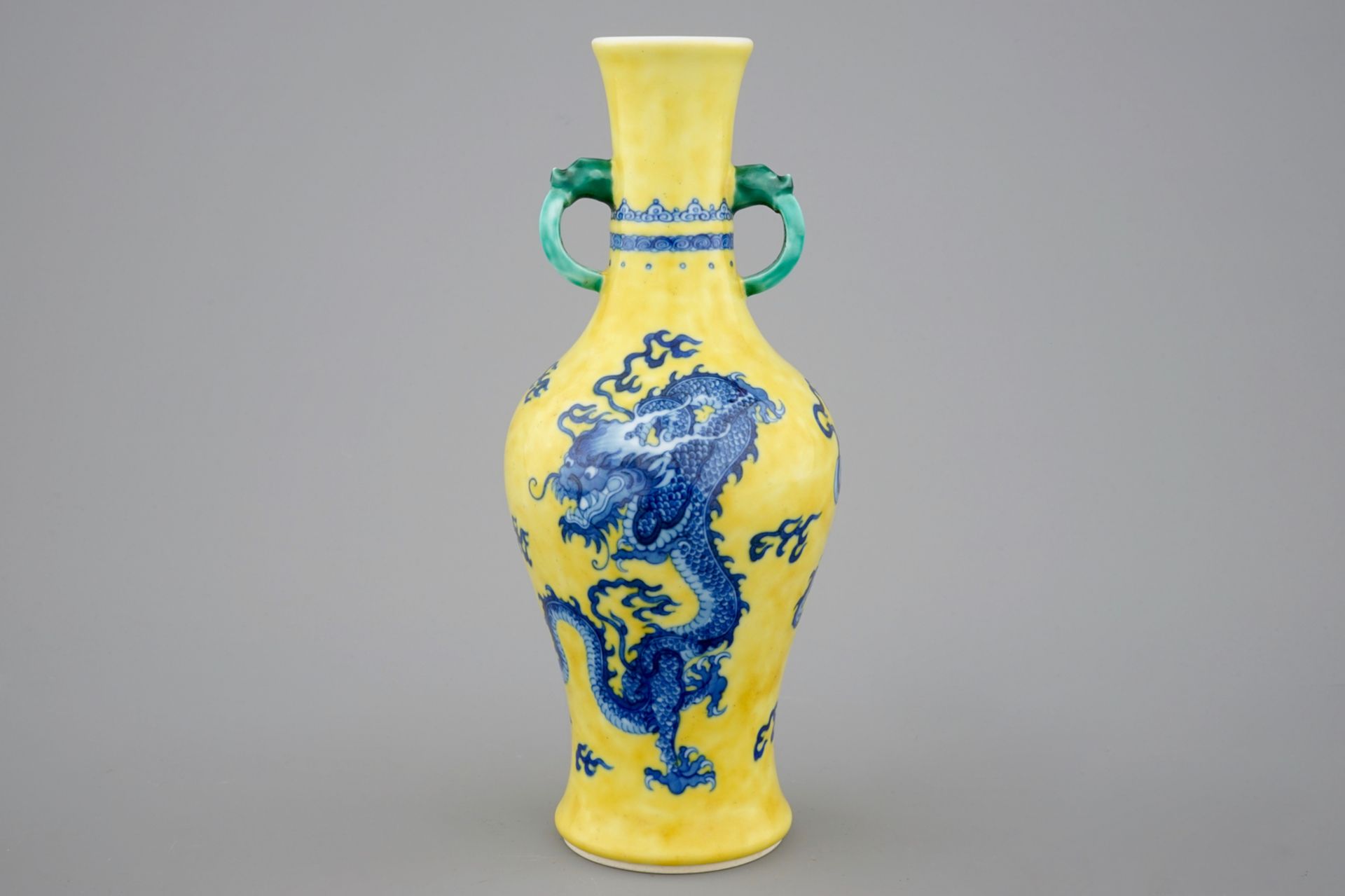 A Chinese porcelain vase with a blue dragon on a yellow ground, 19/20th C. - H.: 26 [...] - Image 3 of 6