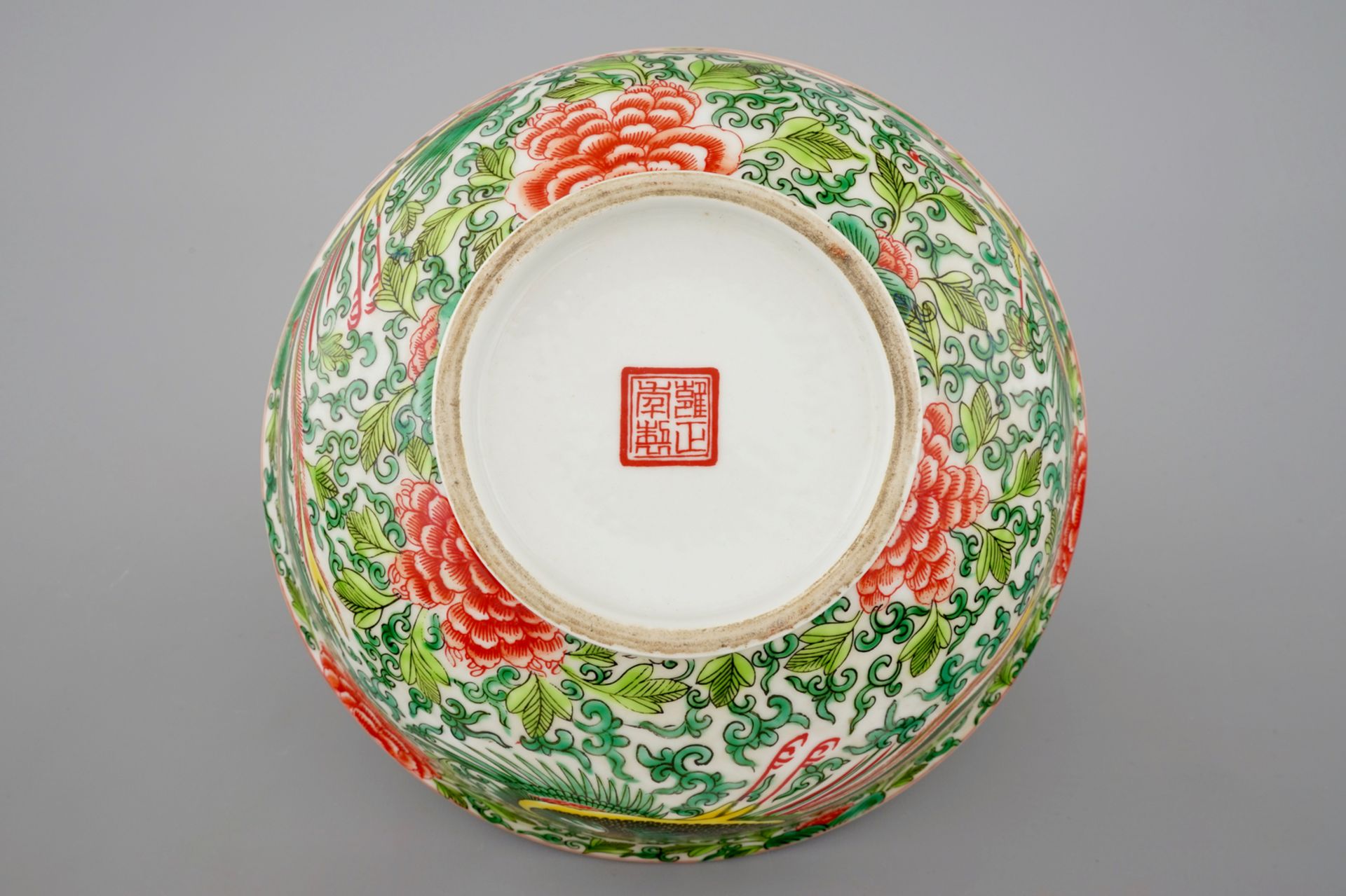 Two Chinese porcelain flower pots and a wucai bowl, 19/20th C. - Dia.: 25 cm - H.: [...] - Image 7 of 13