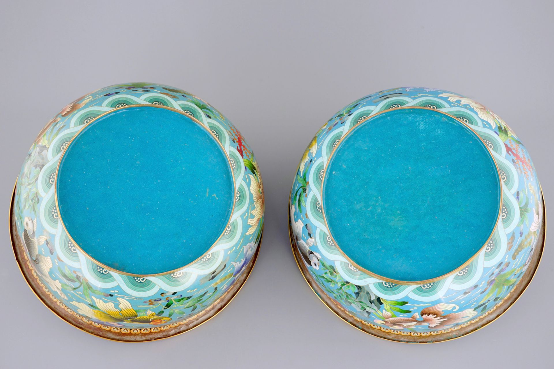 A pair of Chinese cloisonne fish bowls, 19/20th C. - H.: 31,5 cm - Dia.: 51,5 cm - - Image 6 of 6