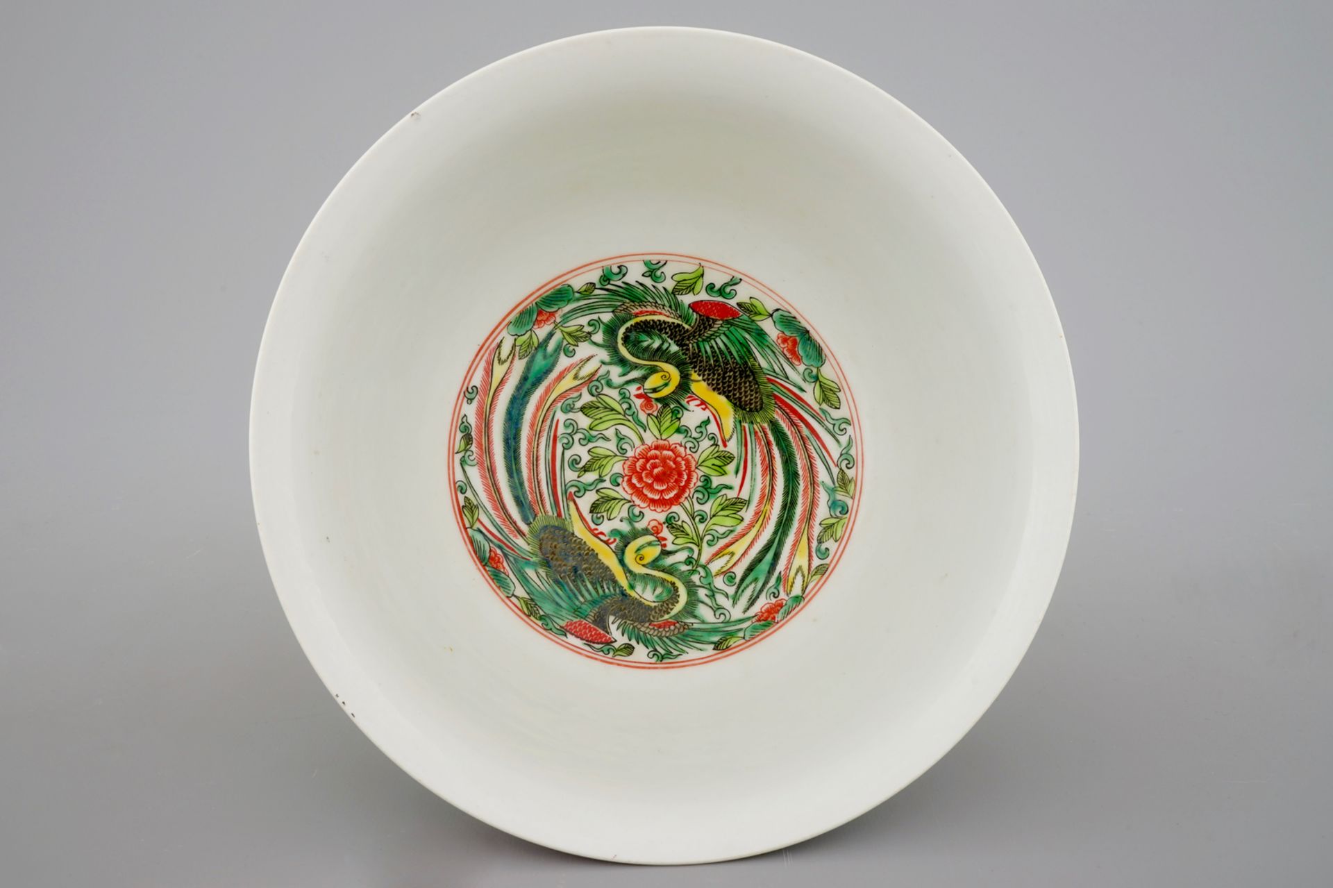 Two Chinese porcelain flower pots and a wucai bowl, 19/20th C. - Dia.: 25 cm - H.: [...] - Image 6 of 13