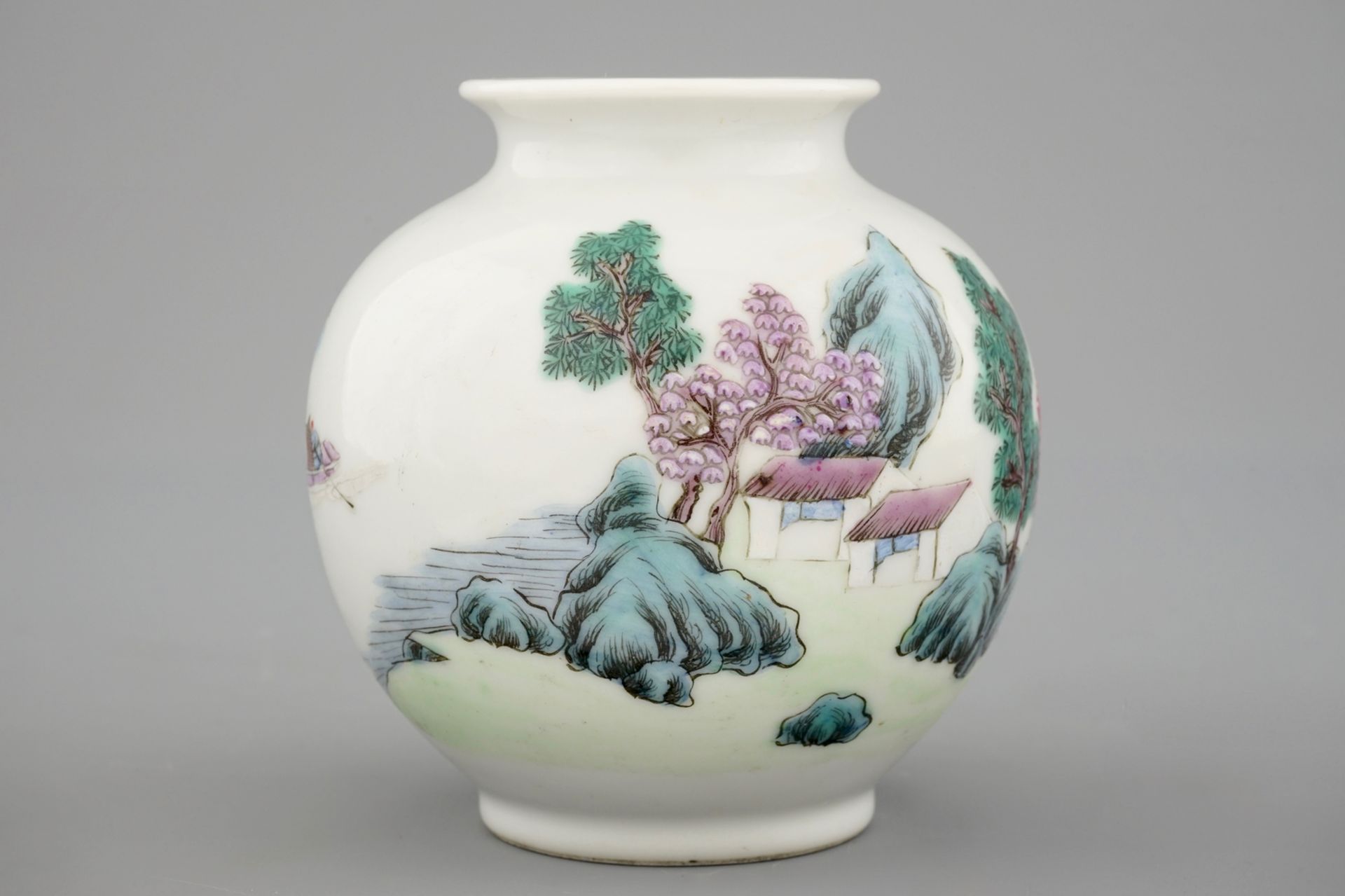 A small Chinese famille rose zun vase with Hongxian mark - H.: 9,5 cm - Dia.: 8,5 cm - - Image 4 of 6