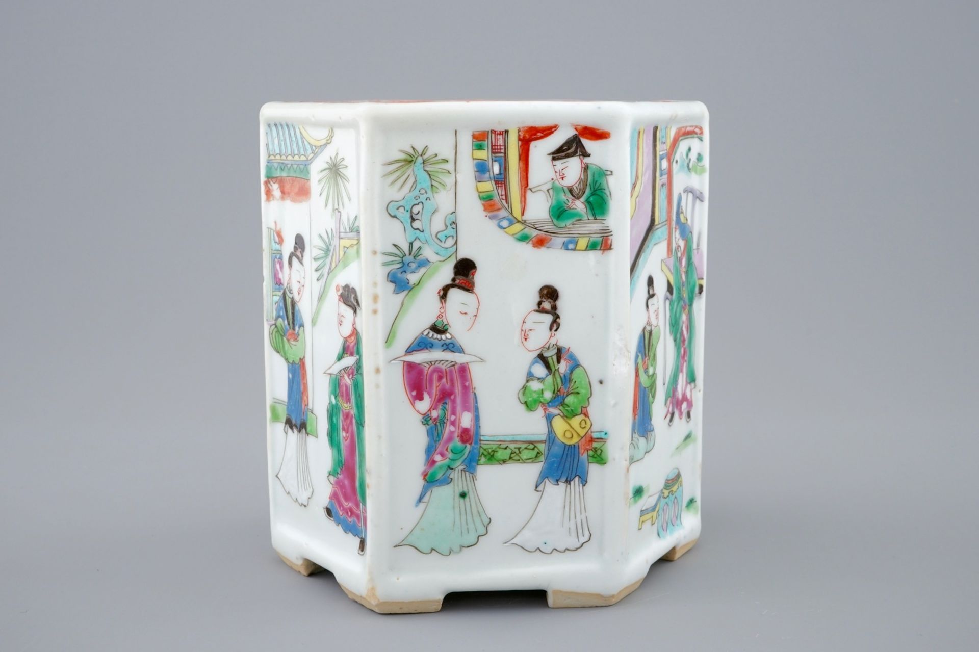 A Chinese hexagonal famille rose brush pot, Yongzheng, 1723-1735 - Dim.: 13,8 x 13,3 [...] - Image 4 of 9