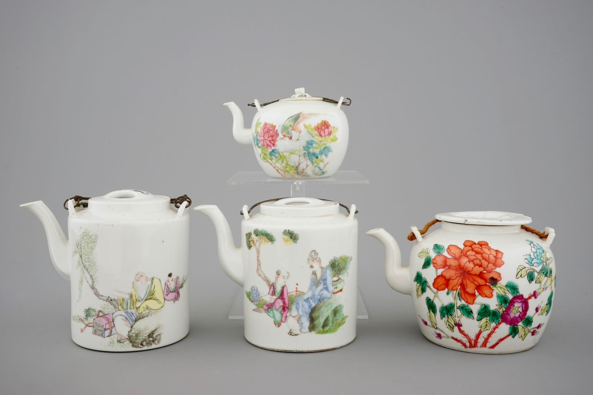 Four Chinese famille rose teapots, 19/20th C - L.: 16,5 cm - H.: 14,5 cm - W.: 11,5 [...] - Image 2 of 7