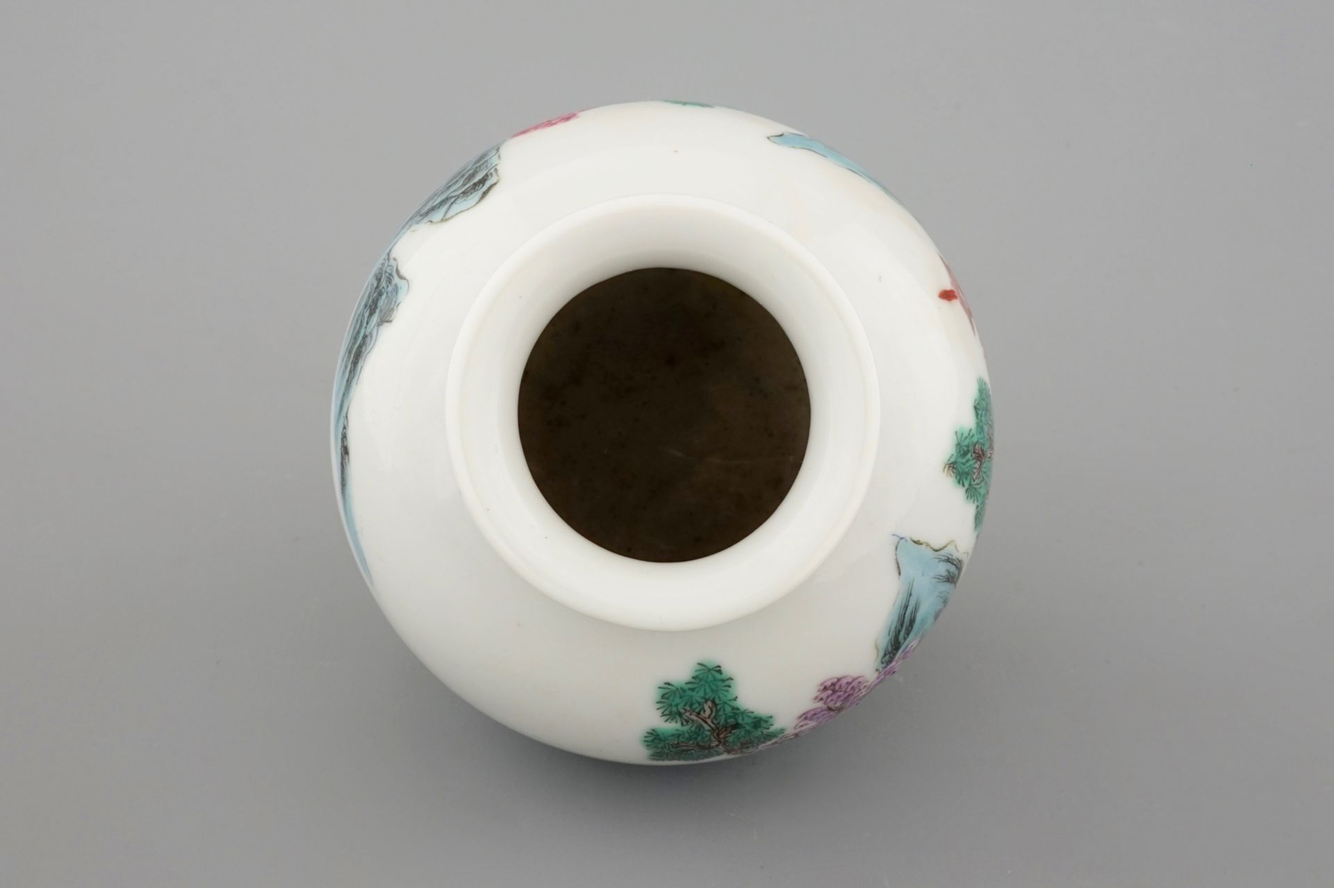 A small Chinese famille rose zun vase with Hongxian mark - H.: 9,5 cm - Dia.: 8,5 cm - - Image 5 of 6