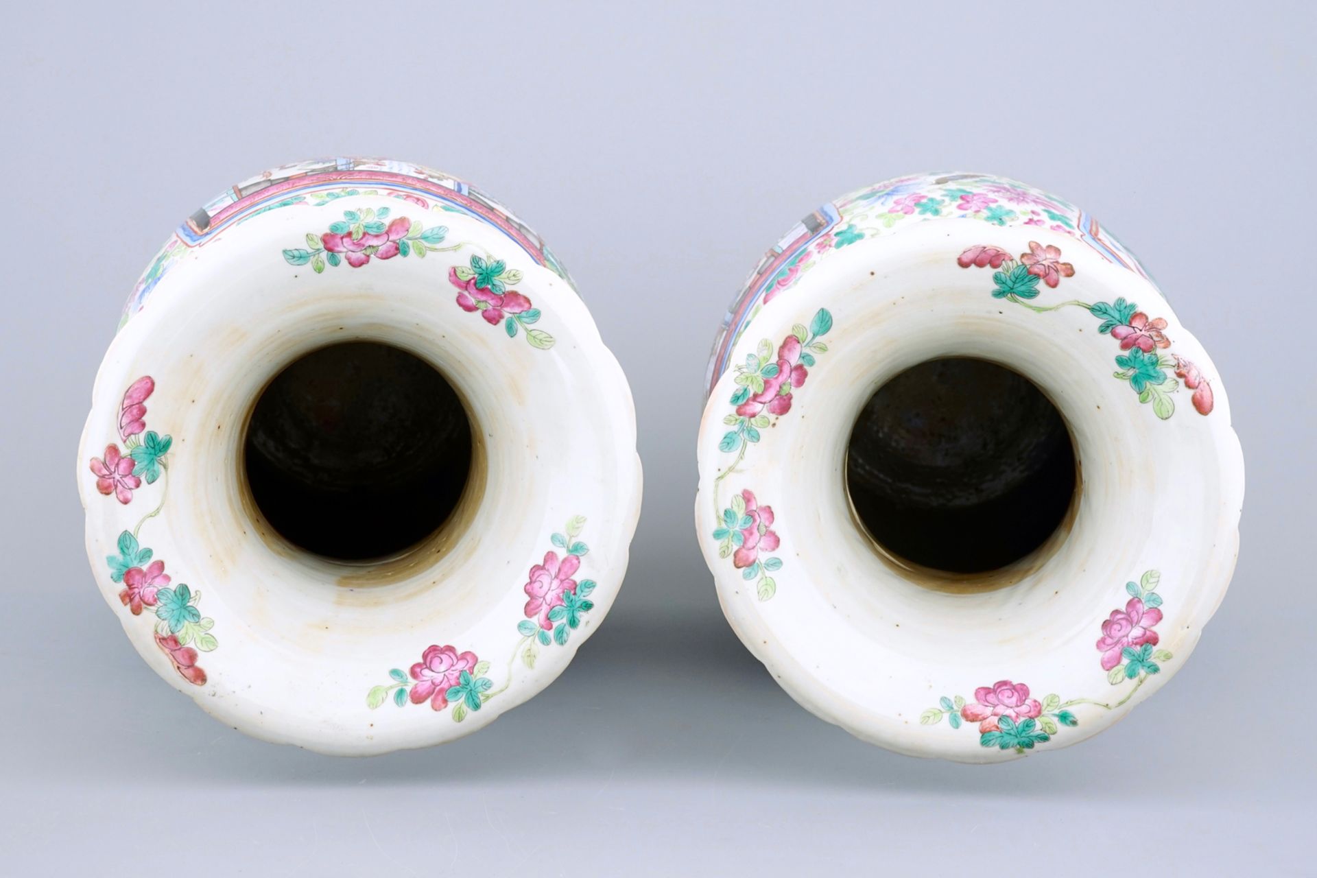 A pair of tall Chinese famille rose vases, 19th C. - H.: 61,5 cm - - Image 5 of 6