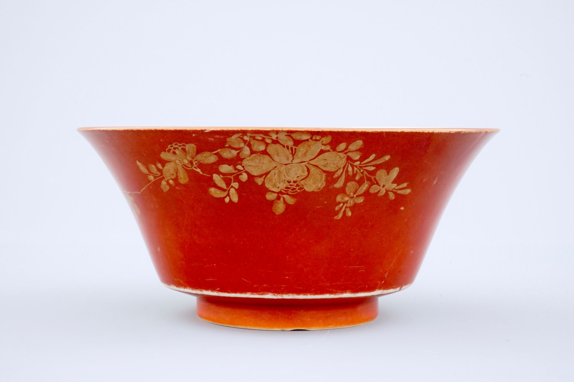 A Chinese coral red and gilt bowl, 18/19th C. - Dia.: 20 cm - H.: 9 CM - - Image 2 of 6