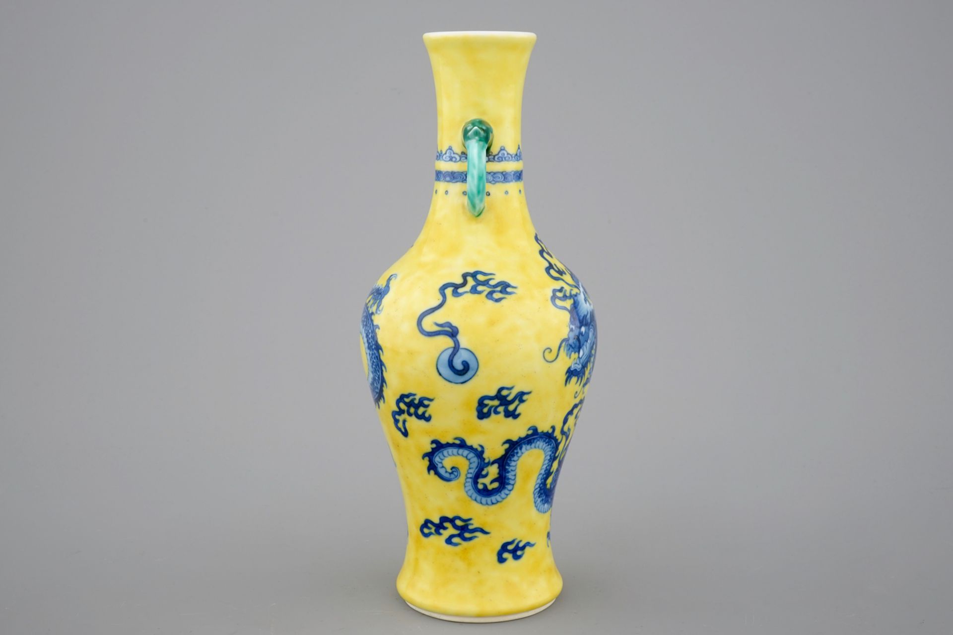 A Chinese porcelain vase with a blue dragon on a yellow ground, 19/20th C. - H.: 26 [...] - Image 2 of 6