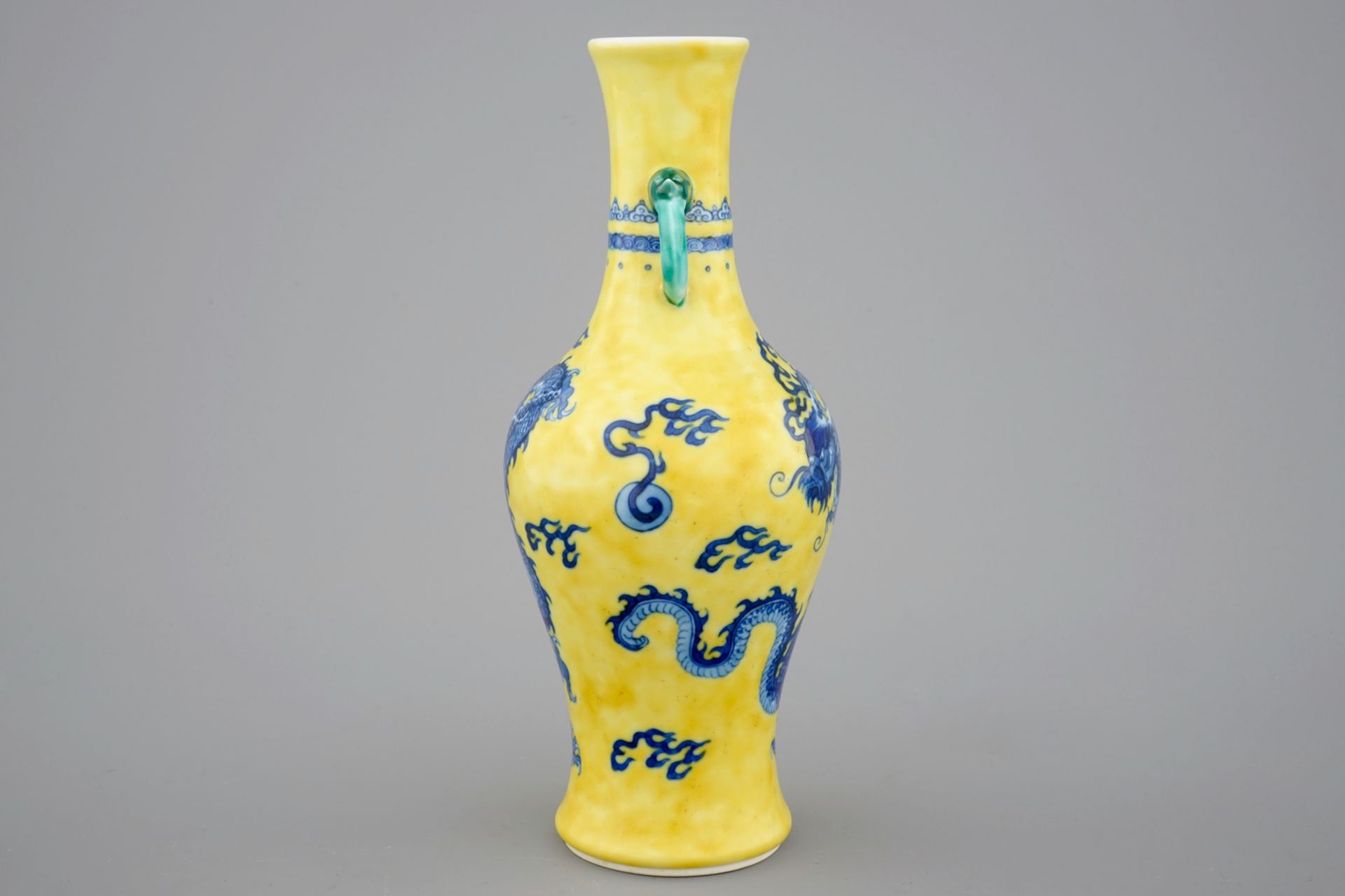 A Chinese porcelain vase with a blue dragon on a yellow ground, 19/20th C. - H.: 26 [...] - Image 4 of 6