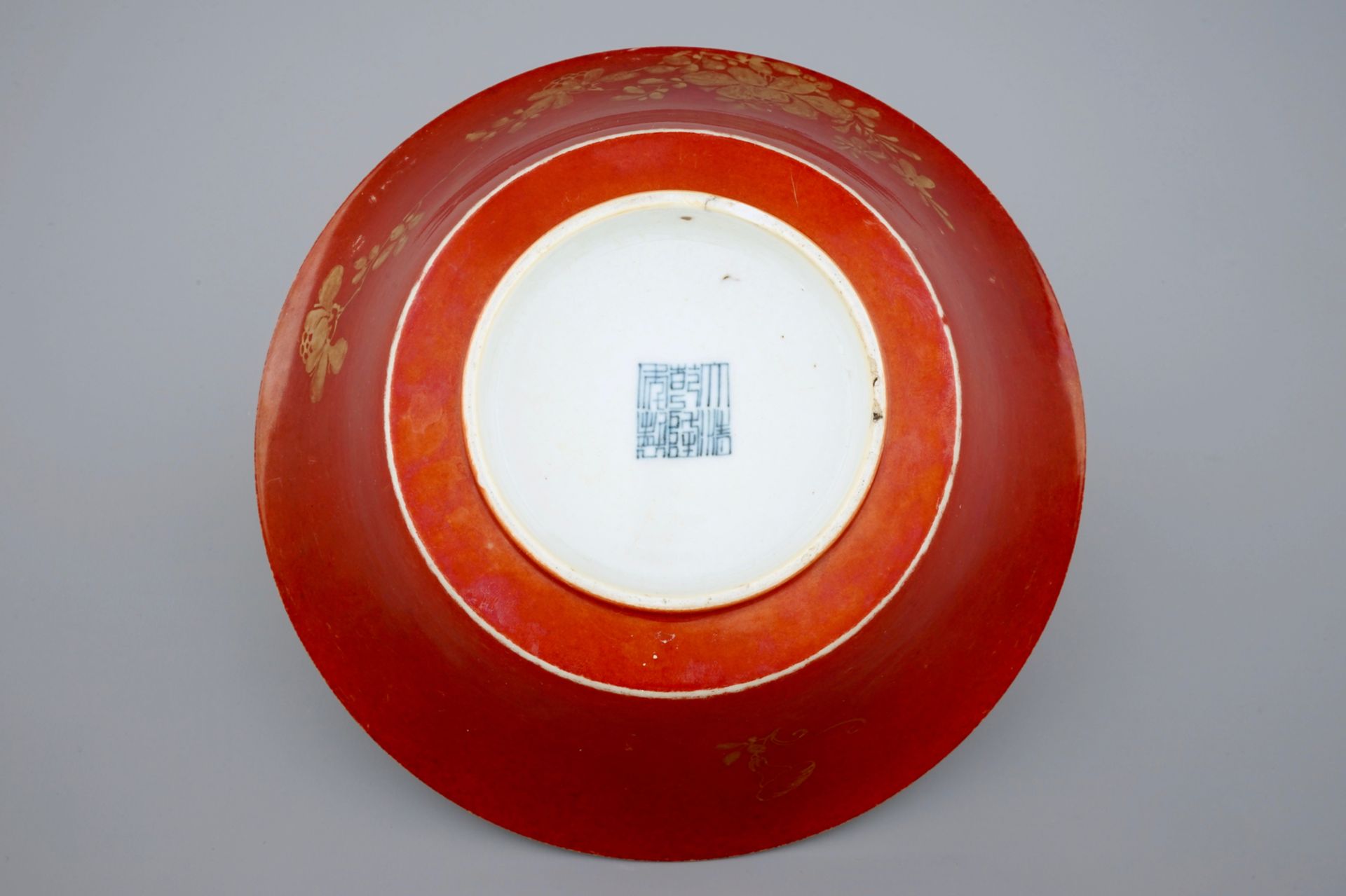 A Chinese coral red and gilt bowl, 18/19th C. - Dia.: 20 cm - H.: 9 CM - - Image 6 of 6