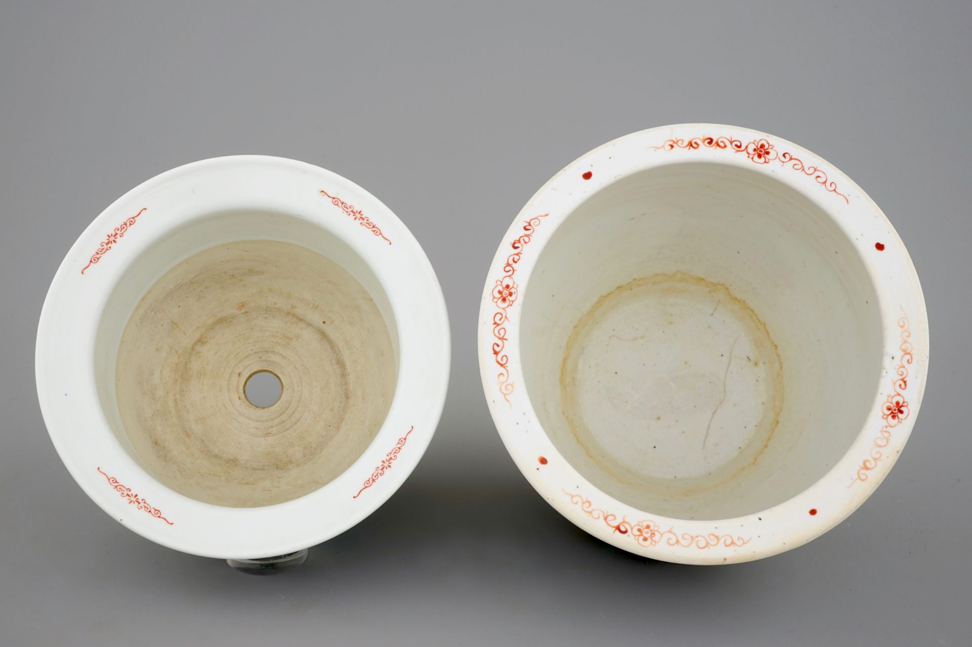 Two Chinese porcelain flower pots and a wucai bowl, 19/20th C. - Dia.: 25 cm - H.: [...] - Image 12 of 13