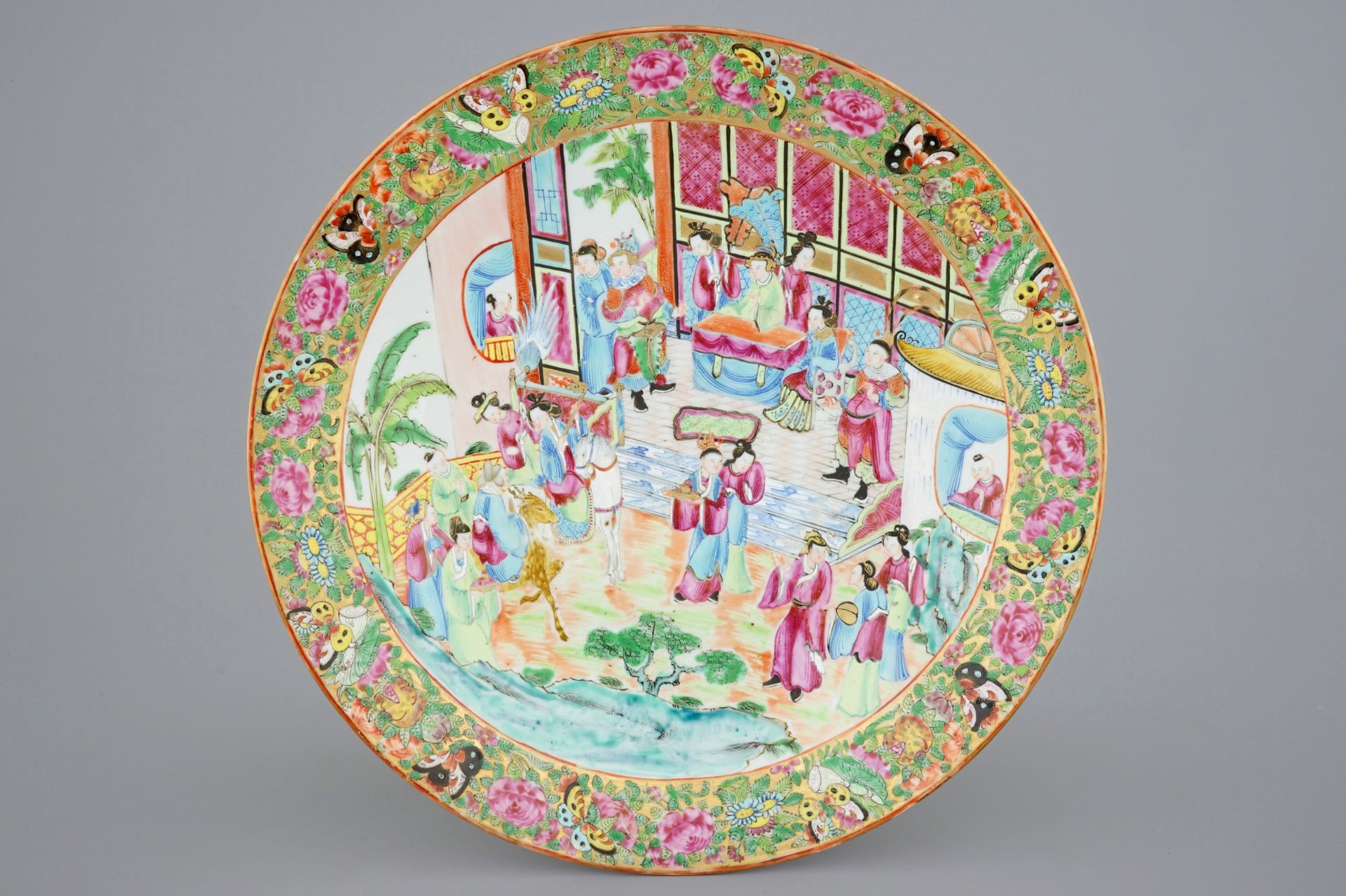 A large Chinese Canton famille rose dish, 19th C. - Dia.: 40,5 cm - H.: 6 cm -