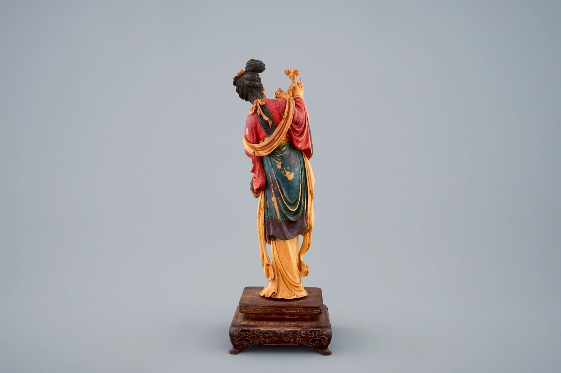 A polychrome Chinese carved ivory figure of Guanyin on wood base, 19th C. - H.: 27 cm - - Image 4 of 6