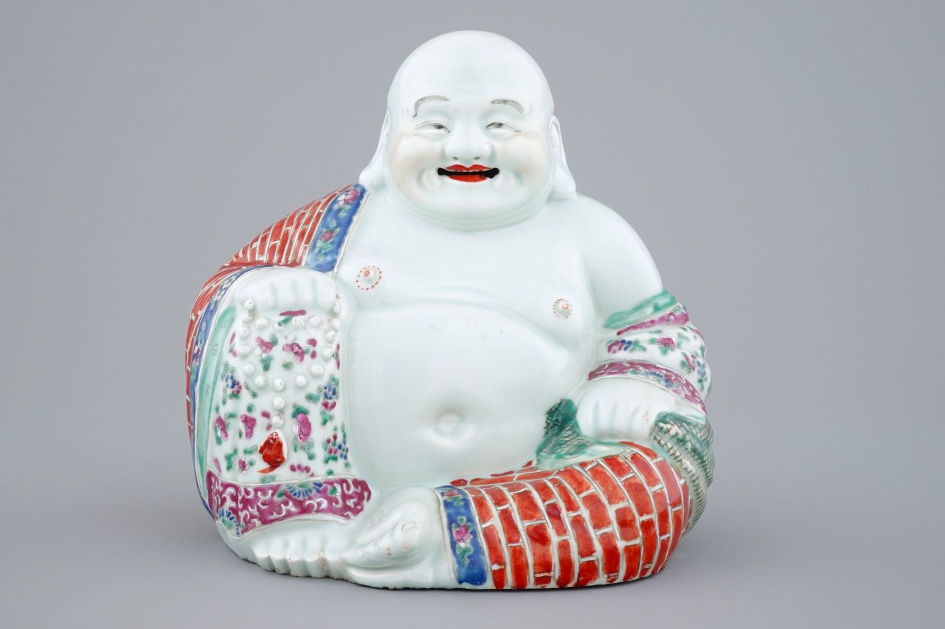 A large Chinese famille rose porcelain Buddha, 19/20th C. - H.: 26 cm - - Image 2 of 7