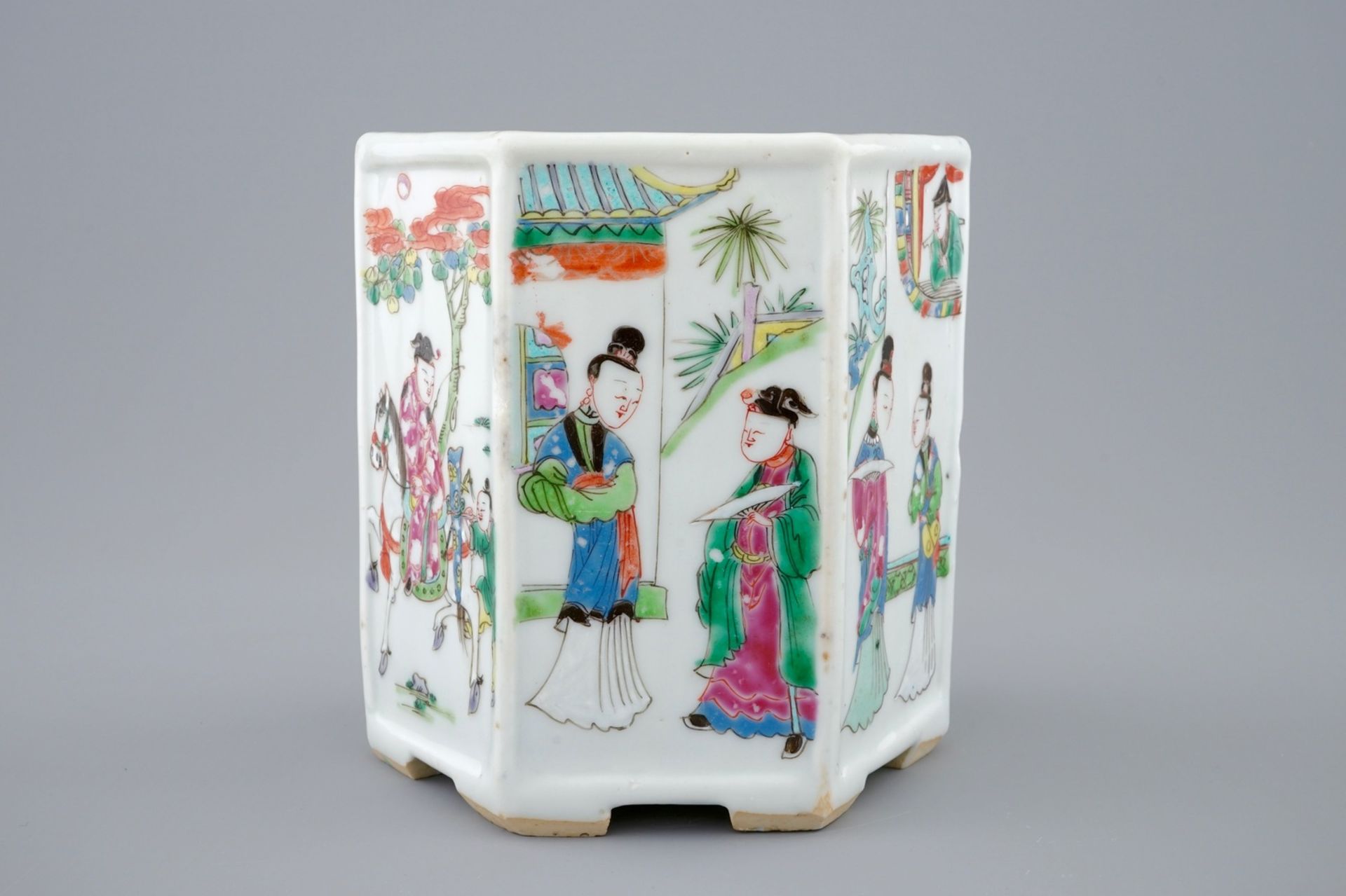 A Chinese hexagonal famille rose brush pot, Yongzheng, 1723-1735 - Dim.: 13,8 x 13,3 [...] - Image 5 of 9