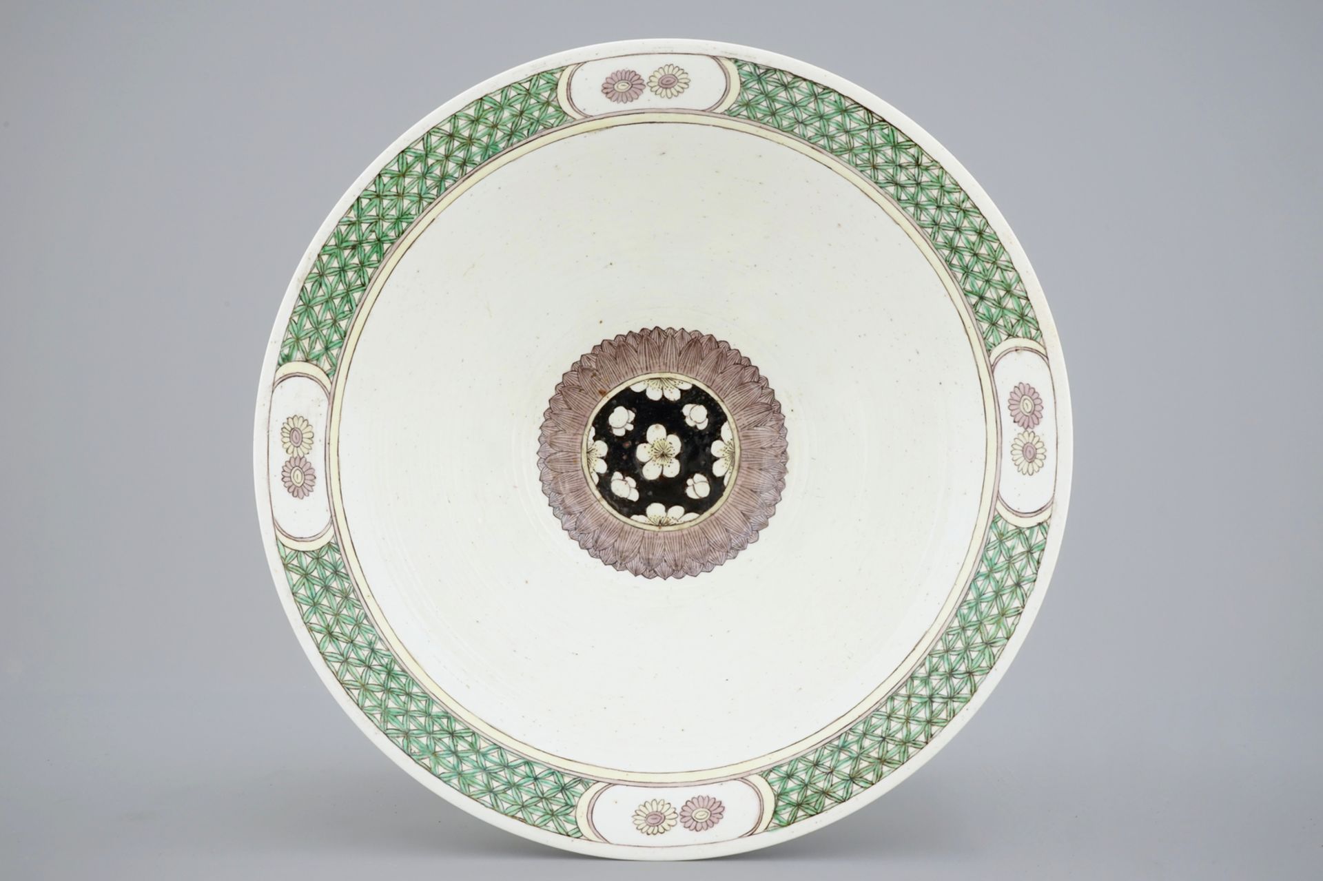 An unusual conical Chinese famille noire bowl, 19th C. - Dia.: 27 cm - H.: 10 cm - - Image 5 of 6