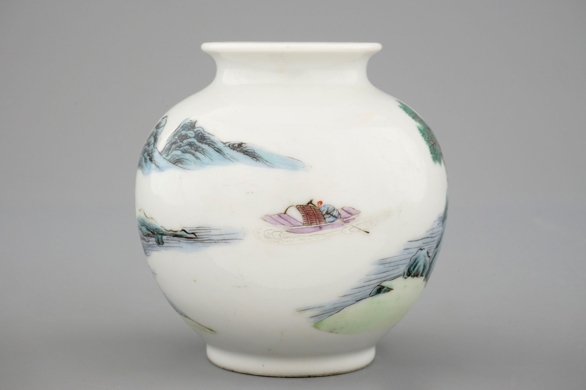 A small Chinese famille rose zun vase with Hongxian mark - H.: 9,5 cm - Dia.: 8,5 cm - - Image 3 of 6