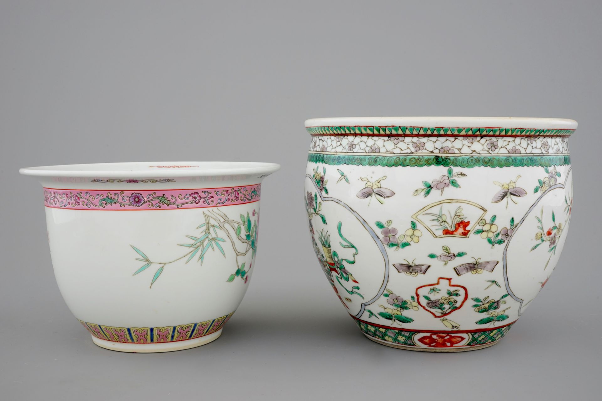 Two Chinese porcelain flower pots and a wucai bowl, 19/20th C. - Dia.: 25 cm - H.: [...] - Image 11 of 13