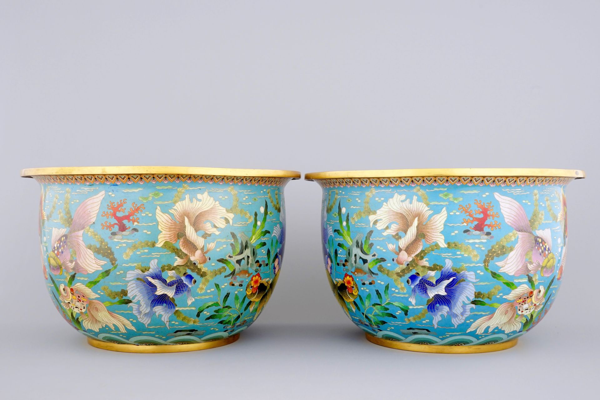 A pair of Chinese cloisonne fish bowls, 19/20th C. - H.: 31,5 cm - Dia.: 51,5 cm - - Image 4 of 6