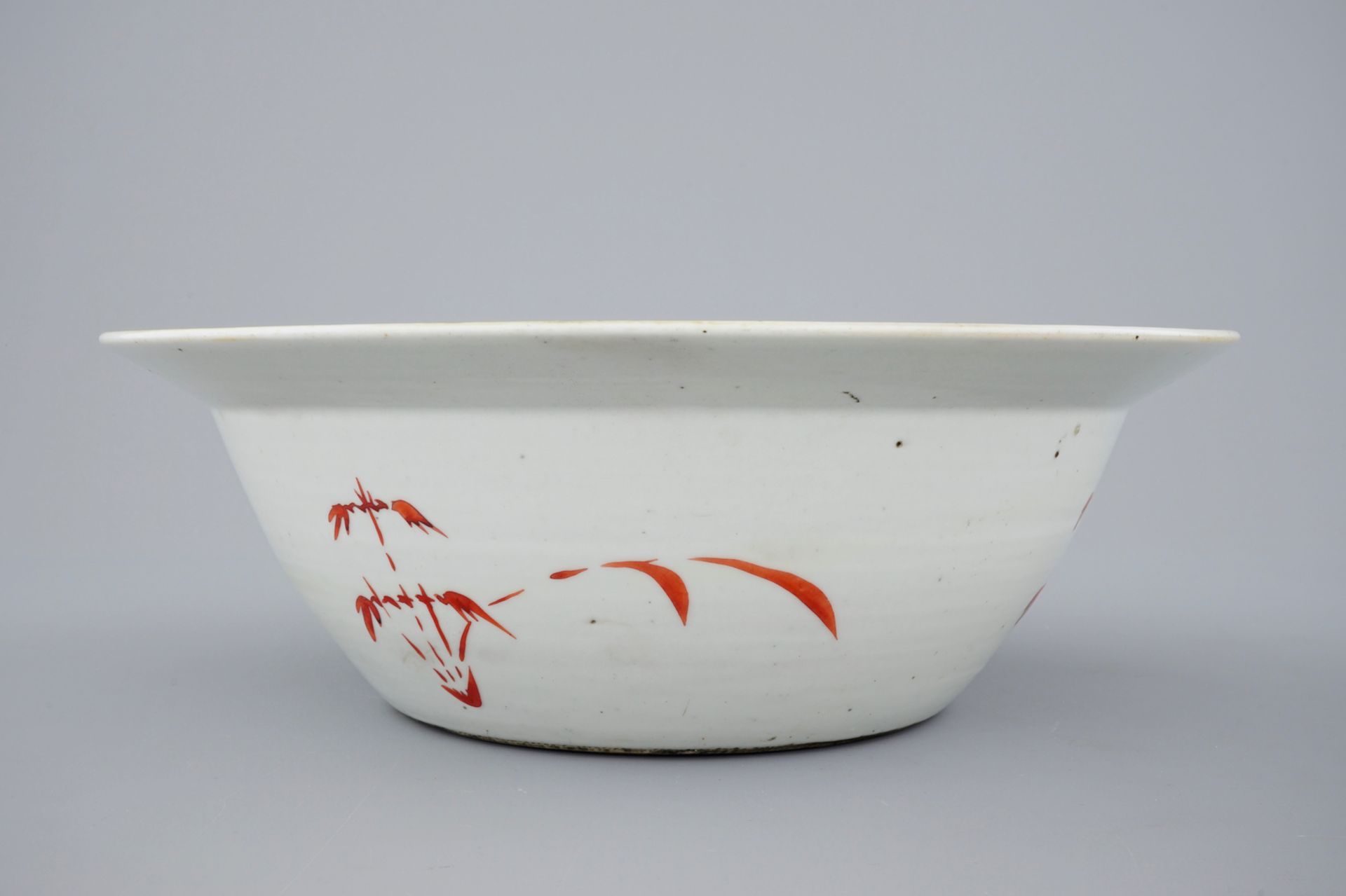 A deep Chinese famille rose Straits porcelain bowl with inscription, 19th C. - Dia.: [...] - Image 3 of 7