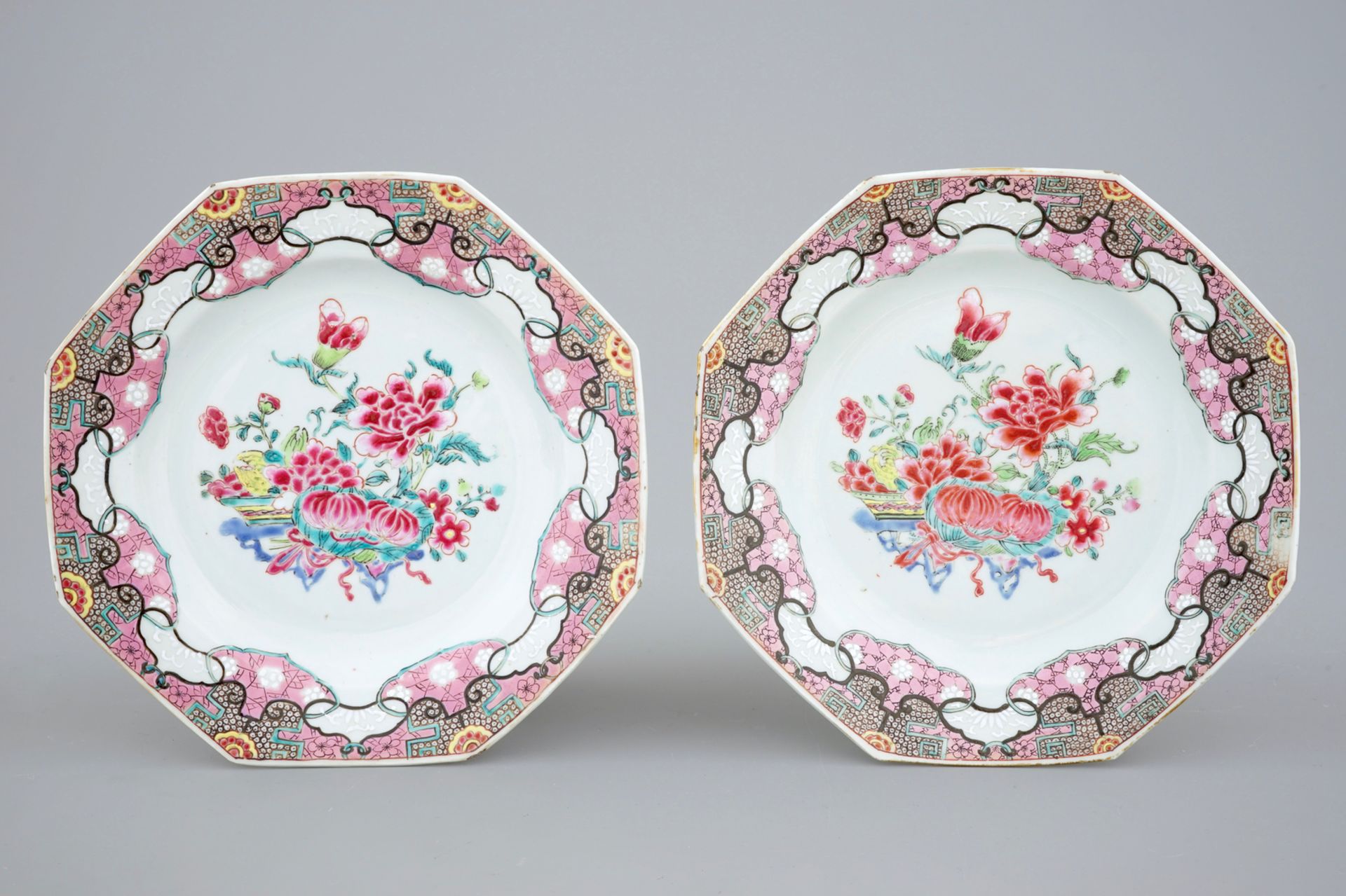 A collection of five Chinese famille rose plates, 18th C. - Dia.: 23,5 cm - - Image 4 of 5