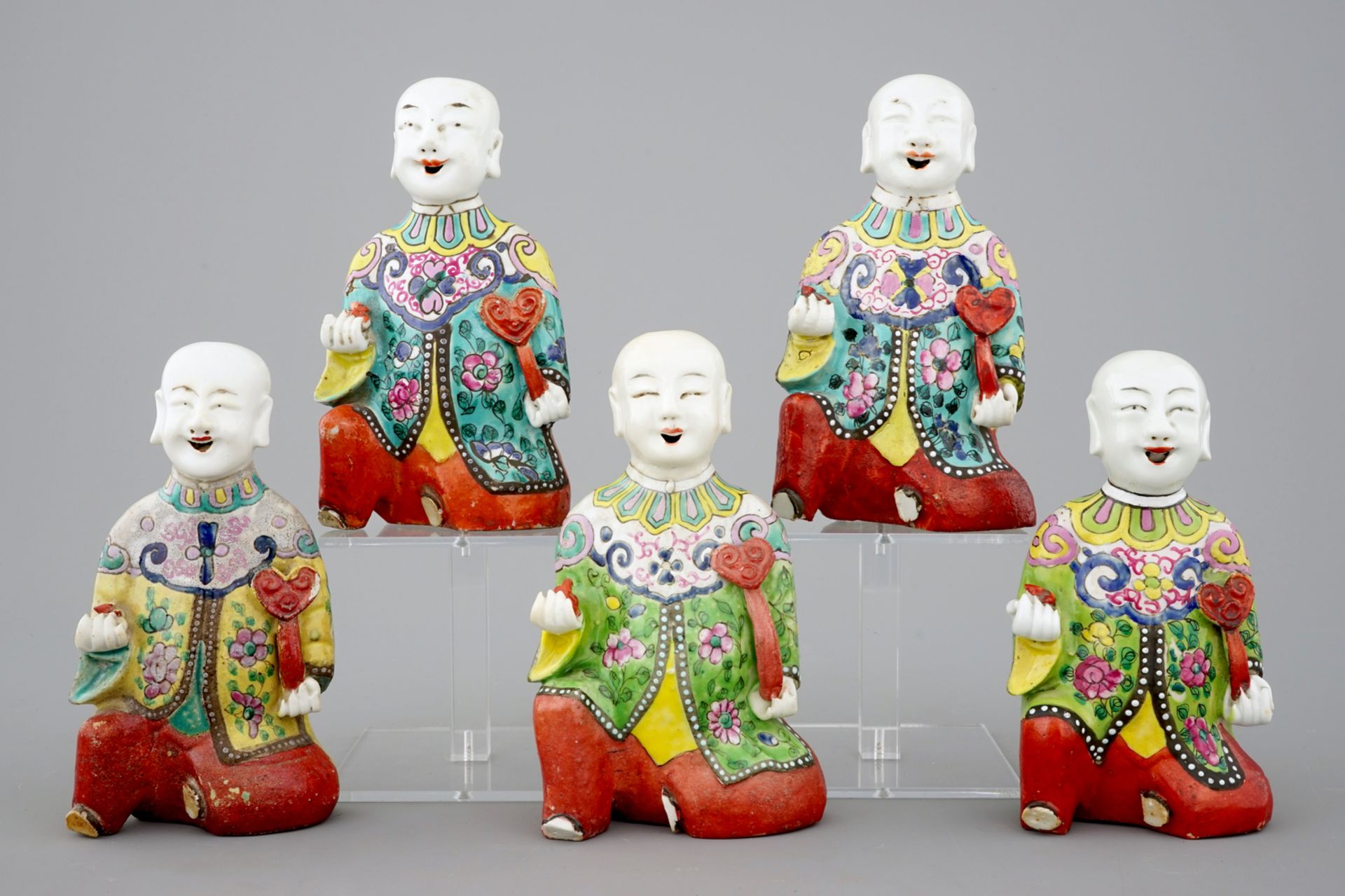 A set of 5 Chinese famille rose figures of laughing boys, 19th C. - H.: 17,5 cm - L.: [...]