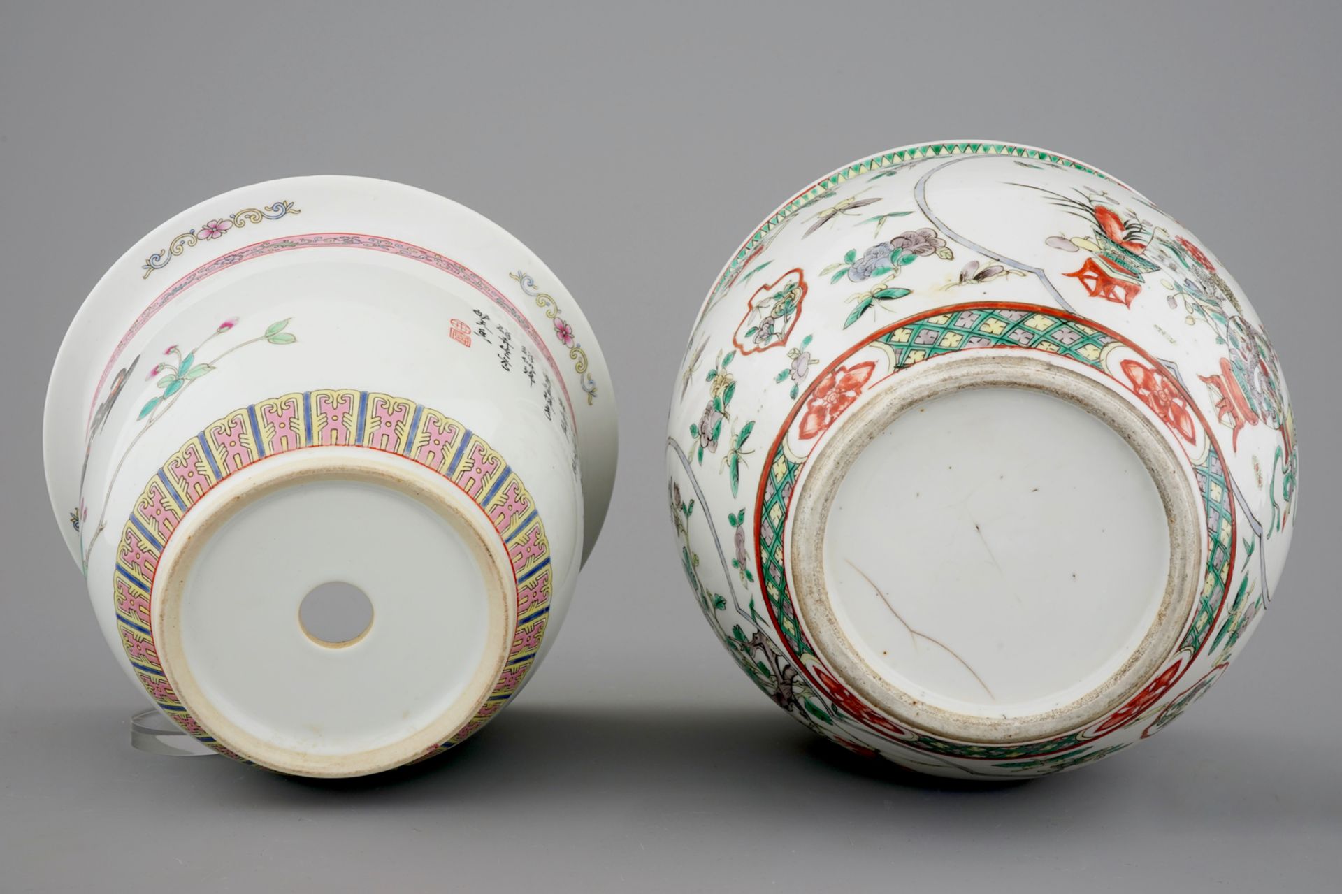 Two Chinese porcelain flower pots and a wucai bowl, 19/20th C. - Dia.: 25 cm - H.: [...] - Image 13 of 13