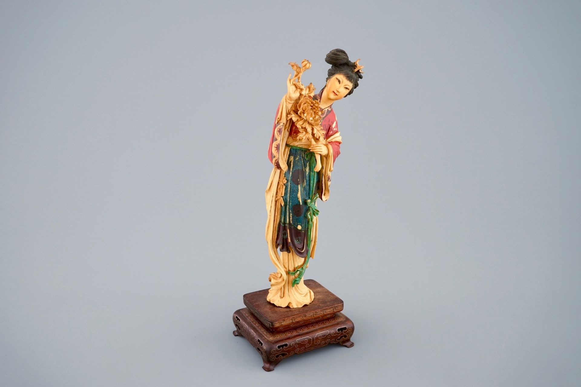 A polychrome Chinese carved ivory figure of Guanyin on wood base, 19th C. - H.: 27 cm -