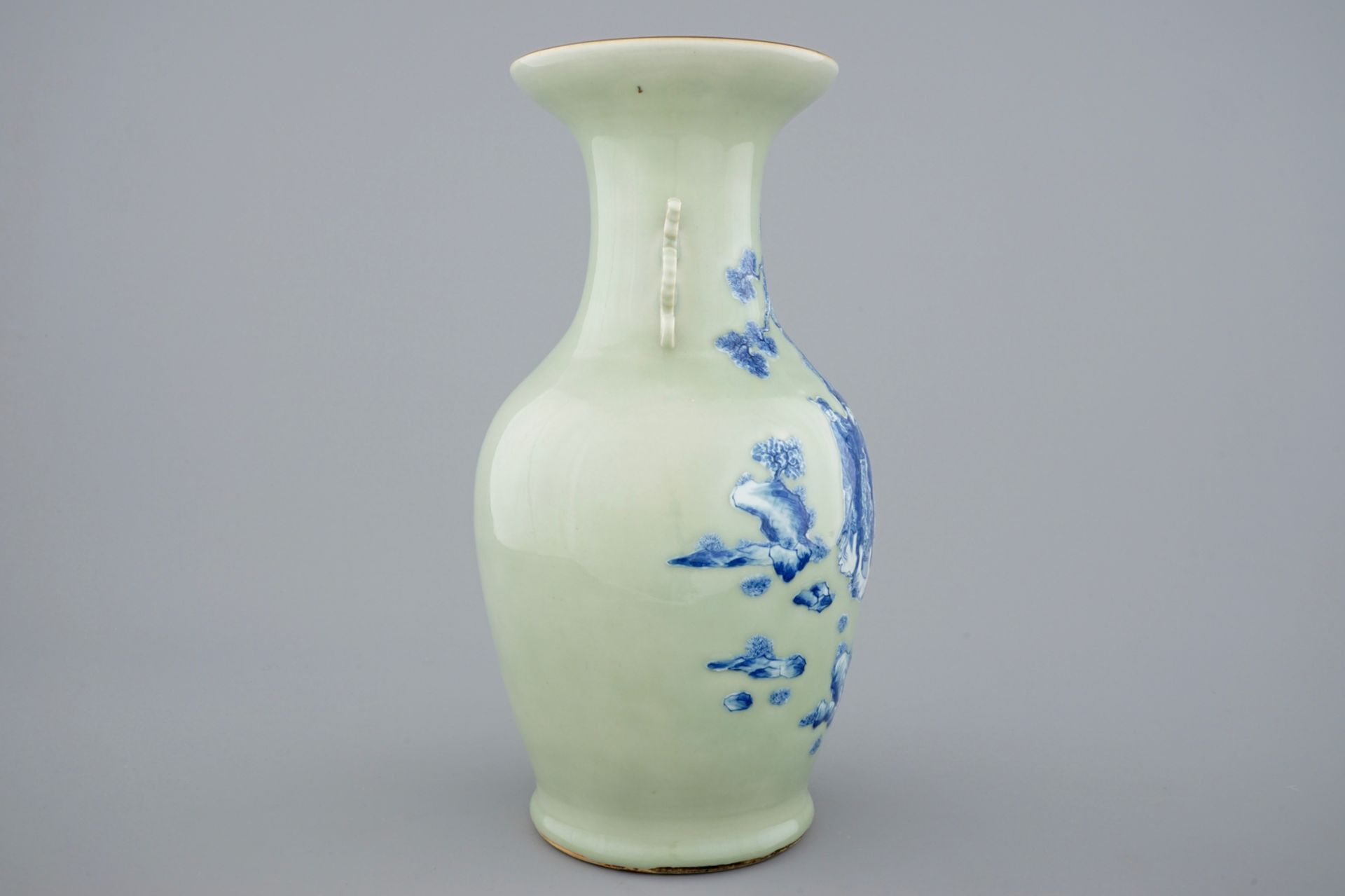 A fine Chinese blue and white on celadon ground porcelain vase, 19th C. - Dim.: H.: [...] - Image 4 of 6