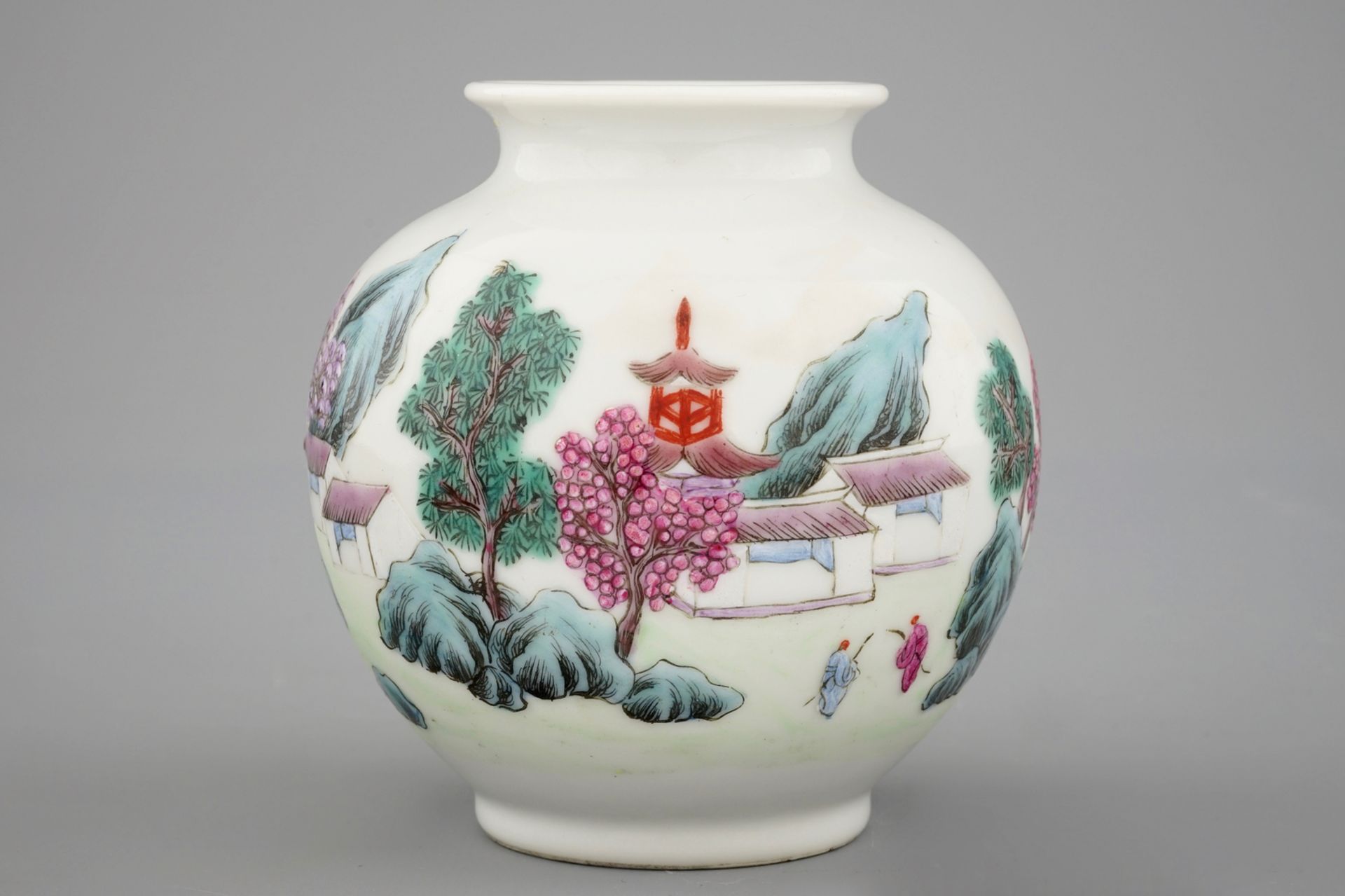 A small Chinese famille rose zun vase with Hongxian mark - H.: 9,5 cm - Dia.: 8,5 cm -