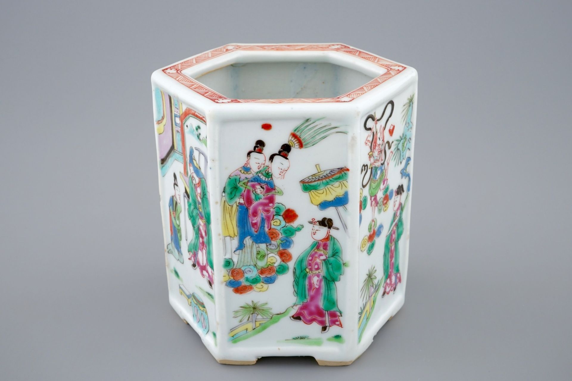 A Chinese hexagonal famille rose brush pot, Yongzheng, 1723-1735 - Dim.: 13,8 x 13,3 [...]