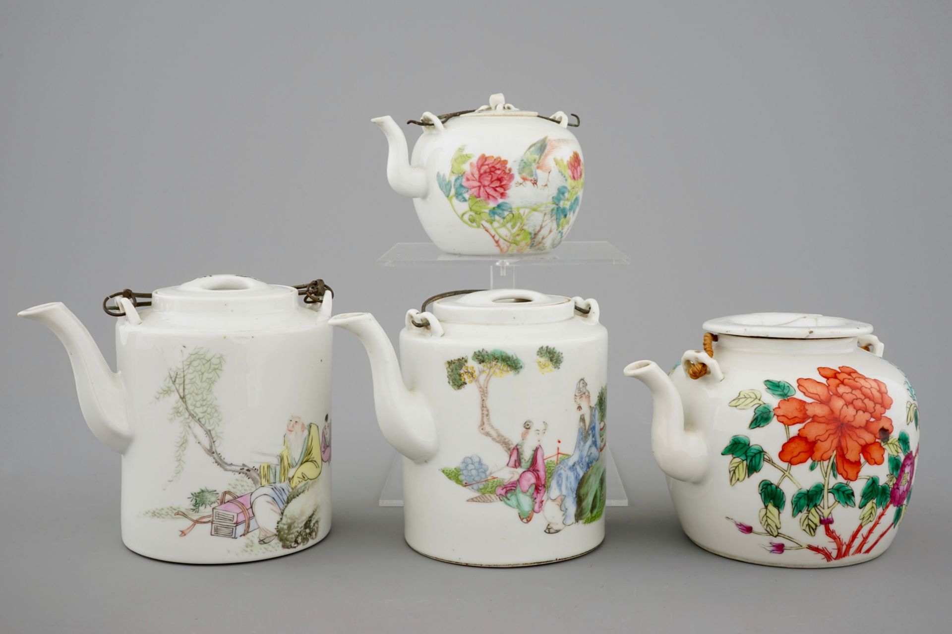 Four Chinese famille rose teapots, 19/20th C - L.: 16,5 cm - H.: 14,5 cm - W.: 11,5 [...]