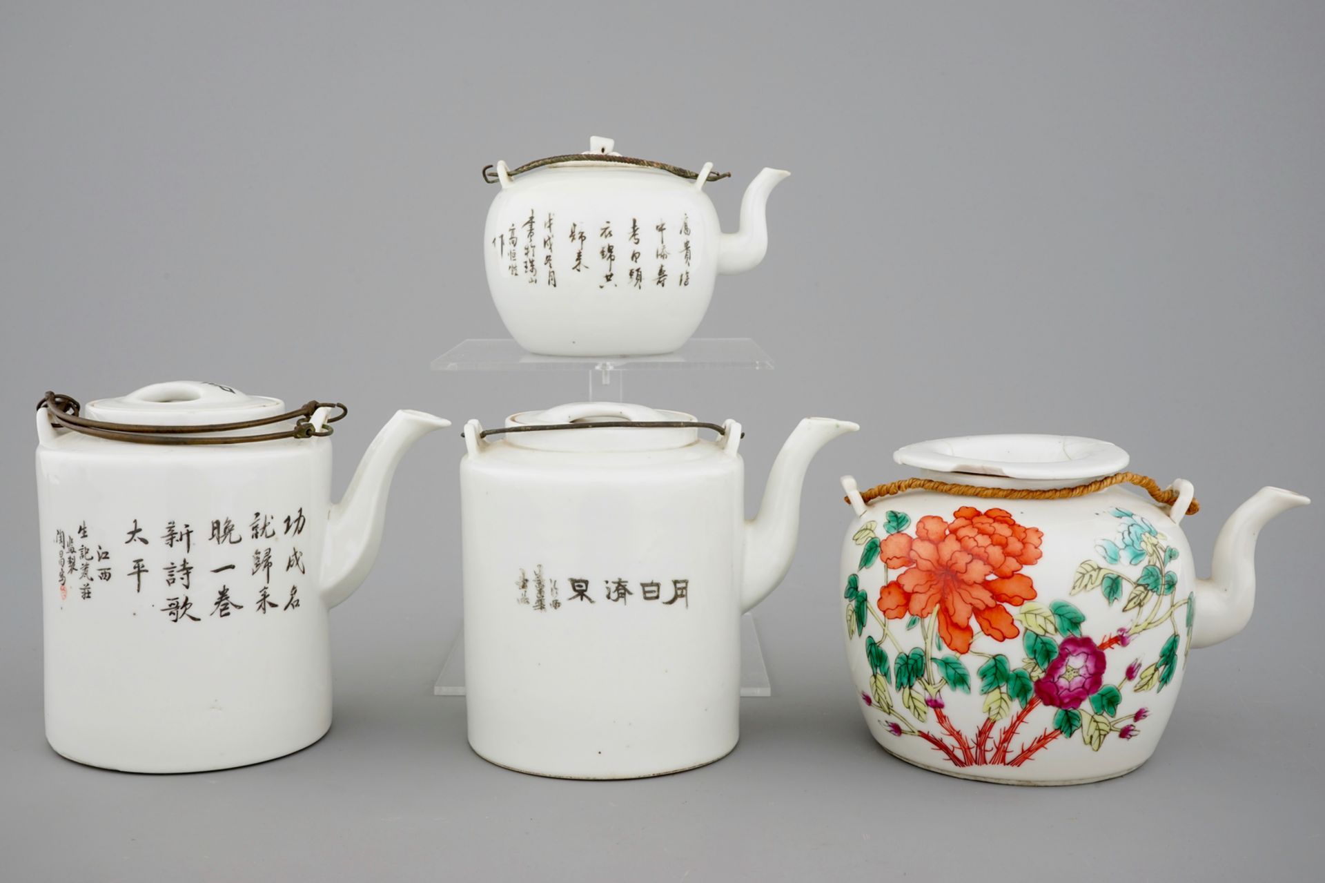 Four Chinese famille rose teapots, 19/20th C - L.: 16,5 cm - H.: 14,5 cm - W.: 11,5 [...] - Image 4 of 7